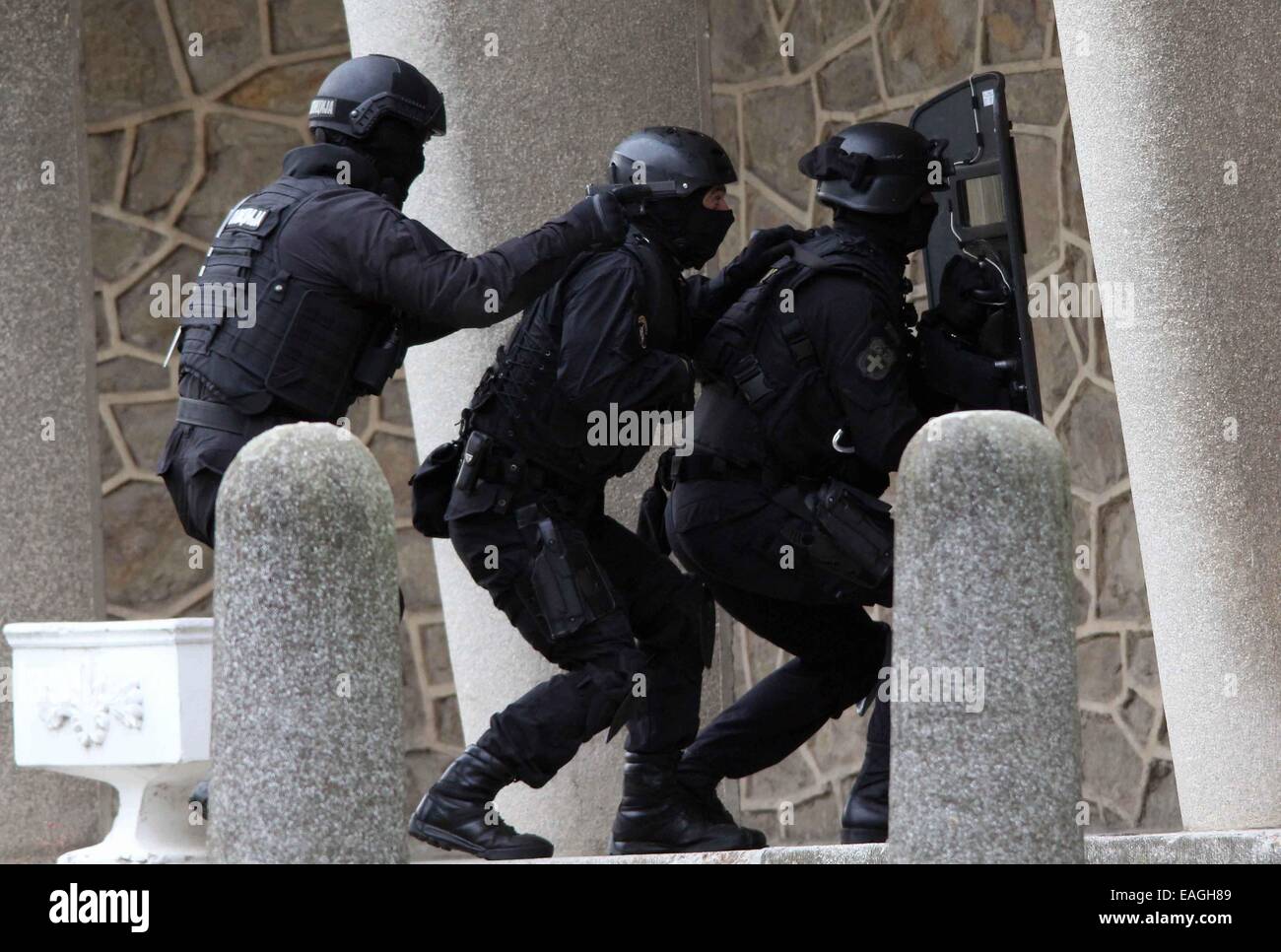 Belgrade, Serbie. 14Th Nov, 2014. Les membres du groupe spécial de la police prend part à des exercices anti-terroristes dans la région de Belgrade, Serbie, le 14 novembre 2014. Un exercice de sauvetage d'otages est tenu ici le vendredi comme une activité finale du séminaire international "La lutte contre le terrorisme en 2014" avec la participation de membres de l'unités spéciales de police de 12 pays. © Borislav Zdrinja/Xinhua/Alamy Live News Banque D'Images Belgrade, Serbie. 14Th Nov, 2014. Les membres du groupe spécial de la police prend part à des exercices anti-terroristes dans la région de Belgrade, Serbie, le 14 novembre 2014. Un exercice de sauvetage d'otages est tenu ici le vendredi comme une activité finale du séminaire international "La lutte contre le terrorisme en 2014" avec la participation de membres de l'unités spéciales de police de 12 pays. © Borislav Zdrinja/Xinhua/Alamy Live News Banque D'Images