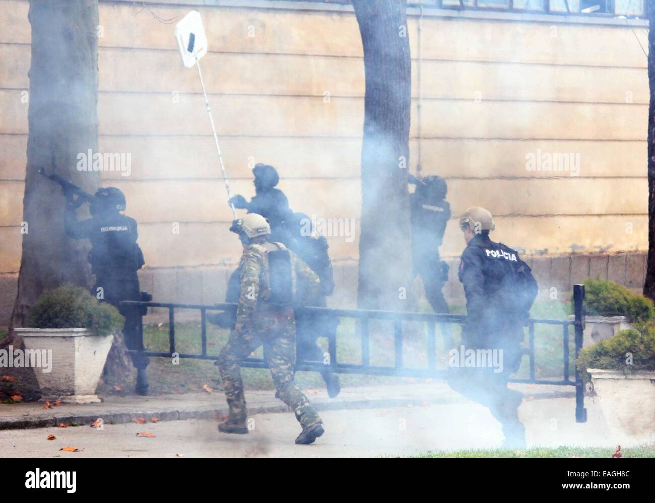 Belgrade, Serbie. 14Th Nov, 2014. Les membres du groupe spécial de la police prend part à des exercices anti-terroristes dans la région de Belgrade, Serbie, le 14 novembre 2014. Un exercice de sauvetage d'otages est tenu ici le vendredi comme une activité finale du séminaire international "La lutte contre le terrorisme en 2014" avec la participation de membres de l'unités spéciales de police de 12 pays. © Borislav Zdrinja/Xinhua/Alamy Live News Banque D'Images Belgrade, Serbie. 14Th Nov, 2014. Les membres du groupe spécial de la police prend part à des exercices anti-terroristes dans la région de Belgrade, Serbie, le 14 novembre 2014. Un exercice de sauvetage d'otages est tenu ici le vendredi comme une activité finale du séminaire international "La lutte contre le terrorisme en 2014" avec la participation de membres de l'unités spéciales de police de 12 pays. © Borislav Zdrinja/Xinhua/Alamy Live News Banque D'Images