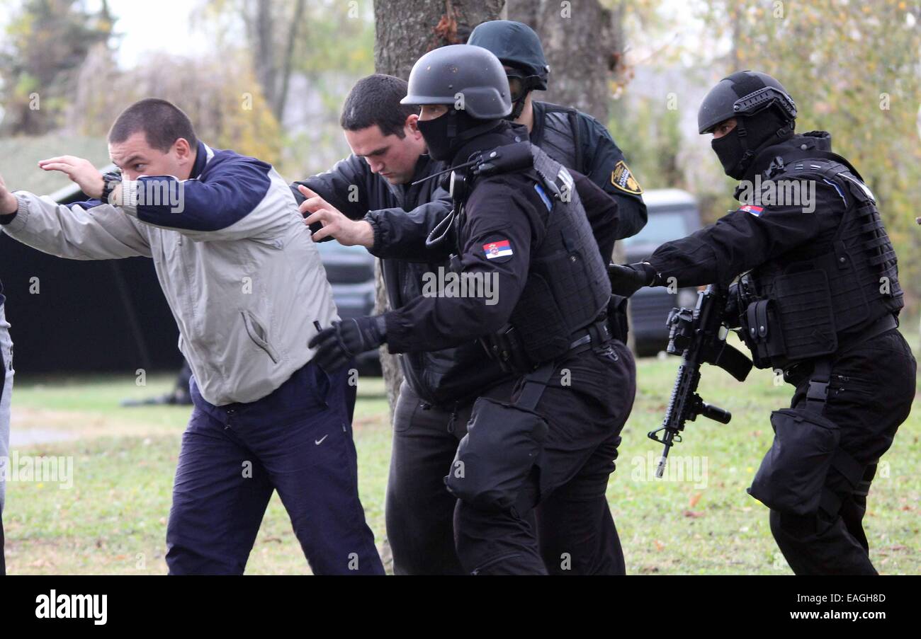 Belgrade, Serbie. 14Th Nov, 2014. Les membres du groupe spécial de la police prend part à des exercices anti-terroristes dans la région de Belgrade, Serbie, le 14 novembre 2014. Un exercice de sauvetage d'otages est tenu ici le vendredi comme une activité finale du séminaire international "La lutte contre le terrorisme en 2014" avec la participation de membres de l'unités spéciales de police de 12 pays. © Borislav Zdrinja/Xinhua/Alamy Live News Banque D'Images Belgrade, Serbie. 14Th Nov, 2014. Les membres du groupe spécial de la police prend part à des exercices anti-terroristes dans la région de Belgrade, Serbie, le 14 novembre 2014. Un exercice de sauvetage d'otages est tenu ici le vendredi comme une activité finale du séminaire international "La lutte contre le terrorisme en 2014" avec la participation de membres de l'unités spéciales de police de 12 pays. © Borislav Zdrinja/Xinhua/Alamy Live News Banque D'Images