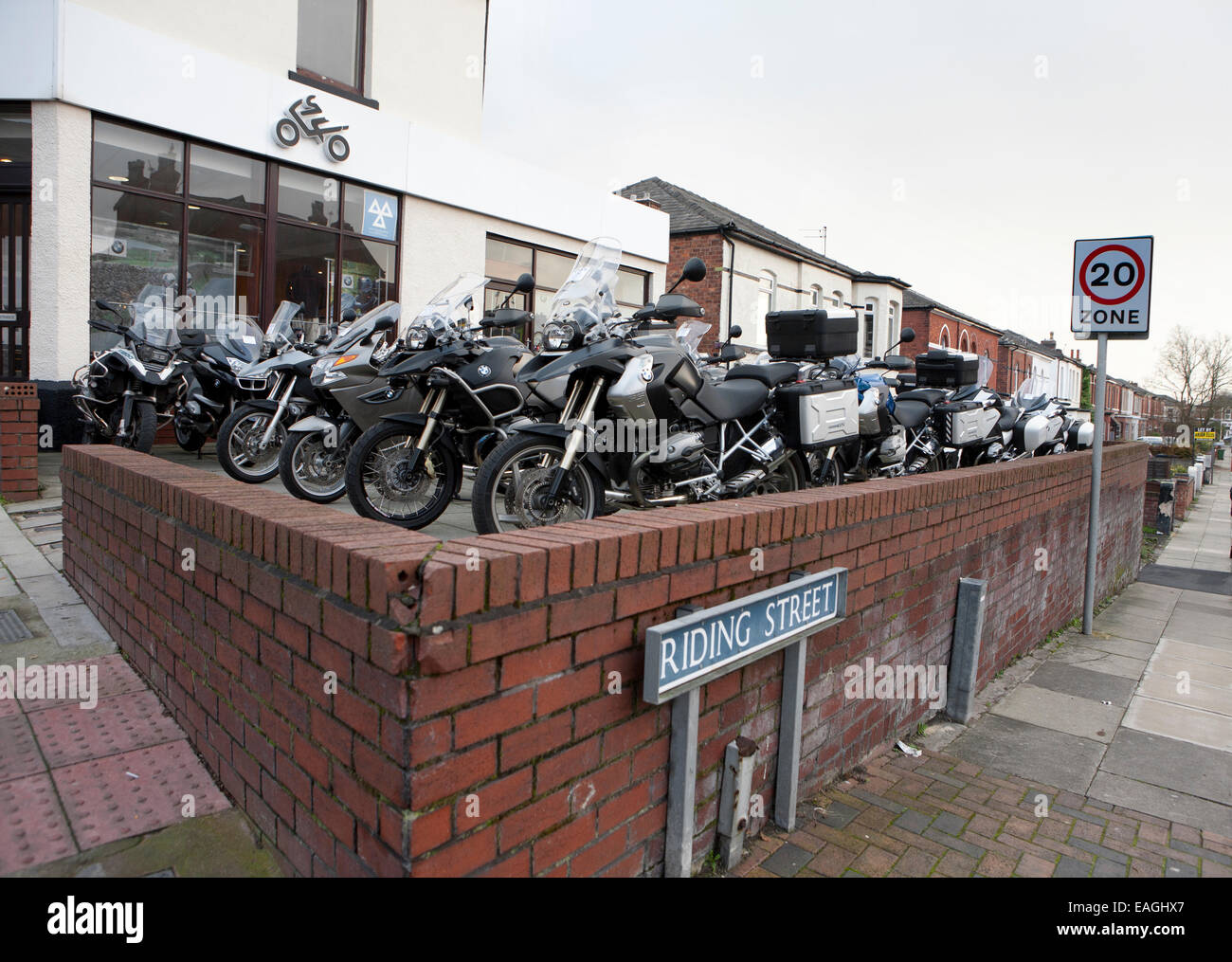 Concessionnaire moto ironiquement situé sur la rue d'équitation avec une limite de vitesse de 20mph signer en arrière-plan, Southport, Merseyside, Royaume-Uni Banque D'Images