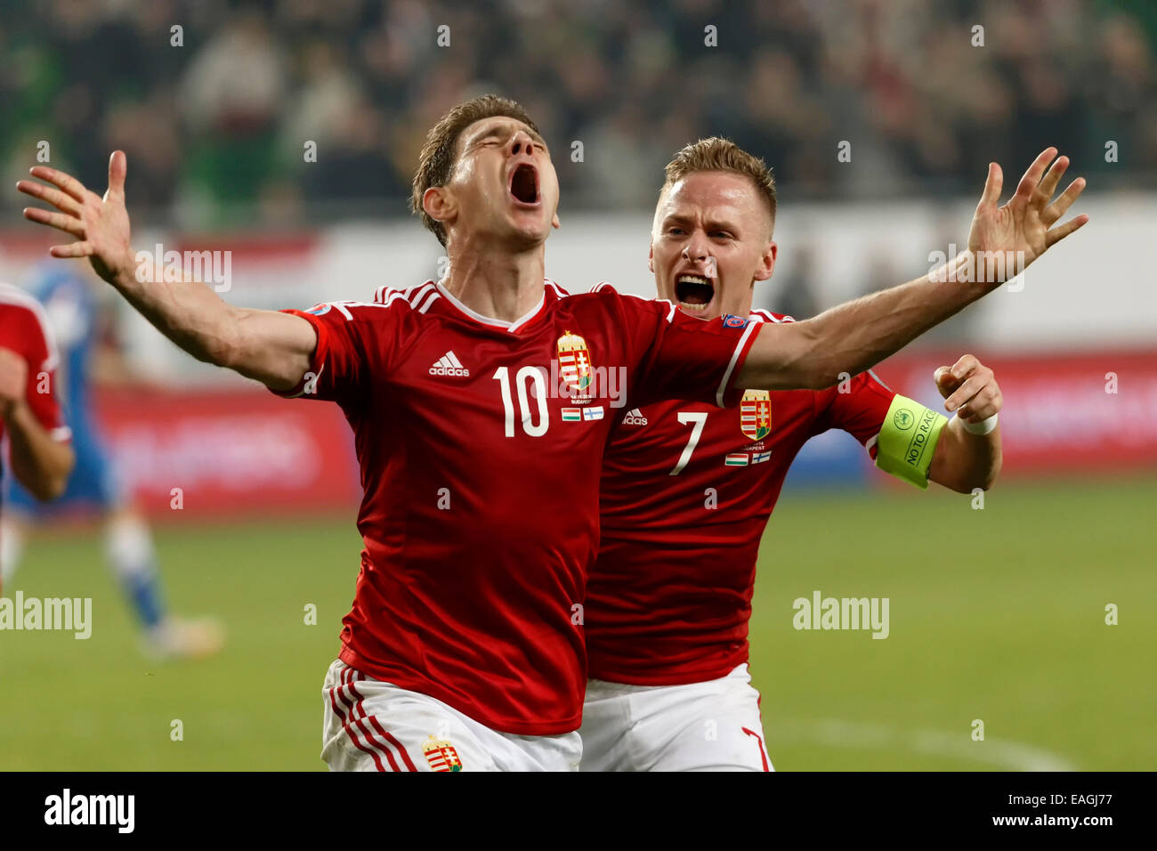 Budapest, Hongrie. 14 novembre, 2014. Hunagrian Zoltan Gera (l) célèbre son but gagnant avec Balazs Dzsudzsak Hongrie contre la Finlande au cours de l'UEFA Euro 2016 football match qualificatif en Groupama Arena le 14 novembre 2014 à Budapest, Hongrie. Credit : Laszlo Szirtesi/Alamy Live News Banque D'Images