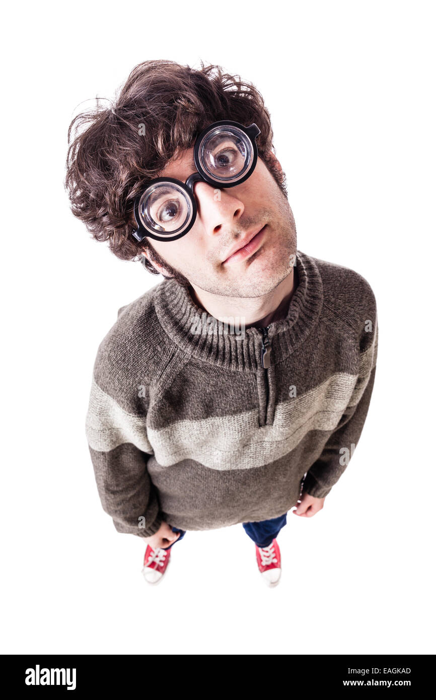 Un beau gars, peut-être un étudiant, dans des vêtements décontractés avec verres épais et un look ringard. isolated on white Banque D'Images