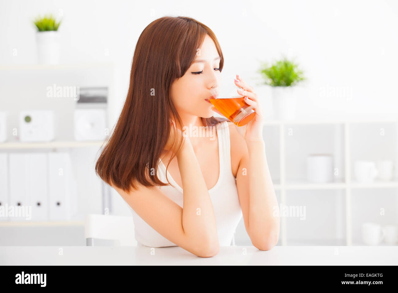 Young Asian woman drinking tea Banque D'Images