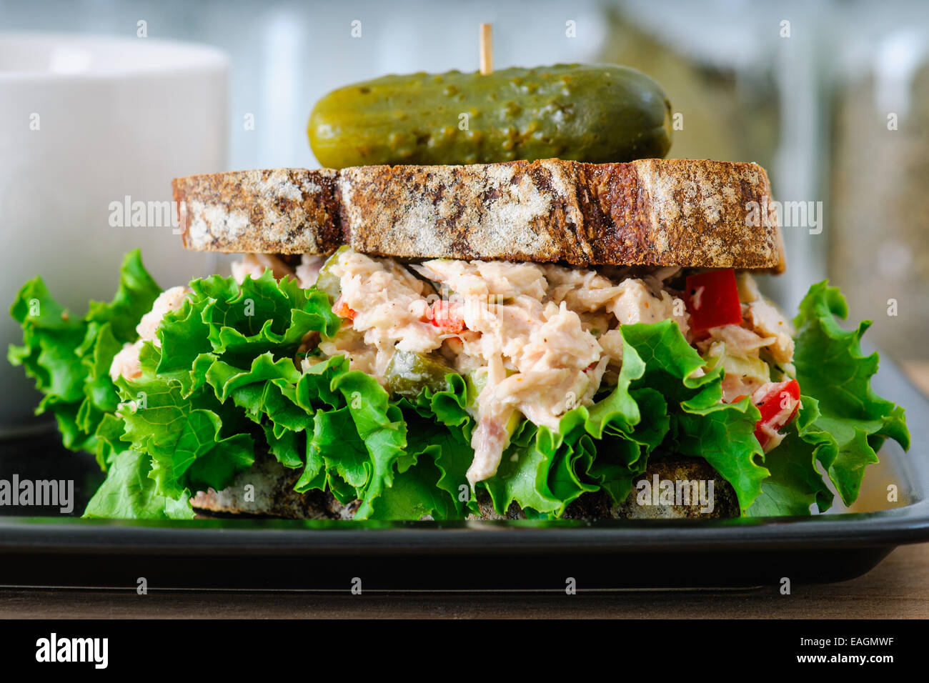 Sandwich à la salade de thon avec de la laitue sur le seigle toast avec soupe à la courge musquée, croustilles de pommes de terre, et un cornichon Banque D'Images