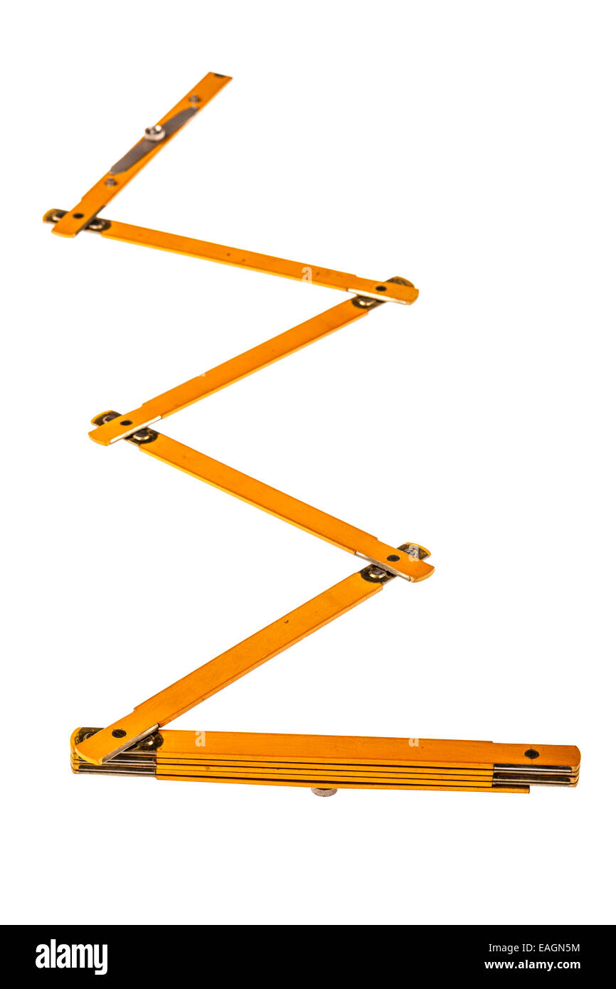 Un mètre pliant en bois isolé sur fond blanc Banque D'Images