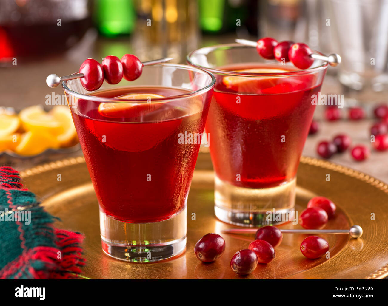 Deux délicieux cocktails avec du jus de canneberge canneberges et citron. Banque D'Images