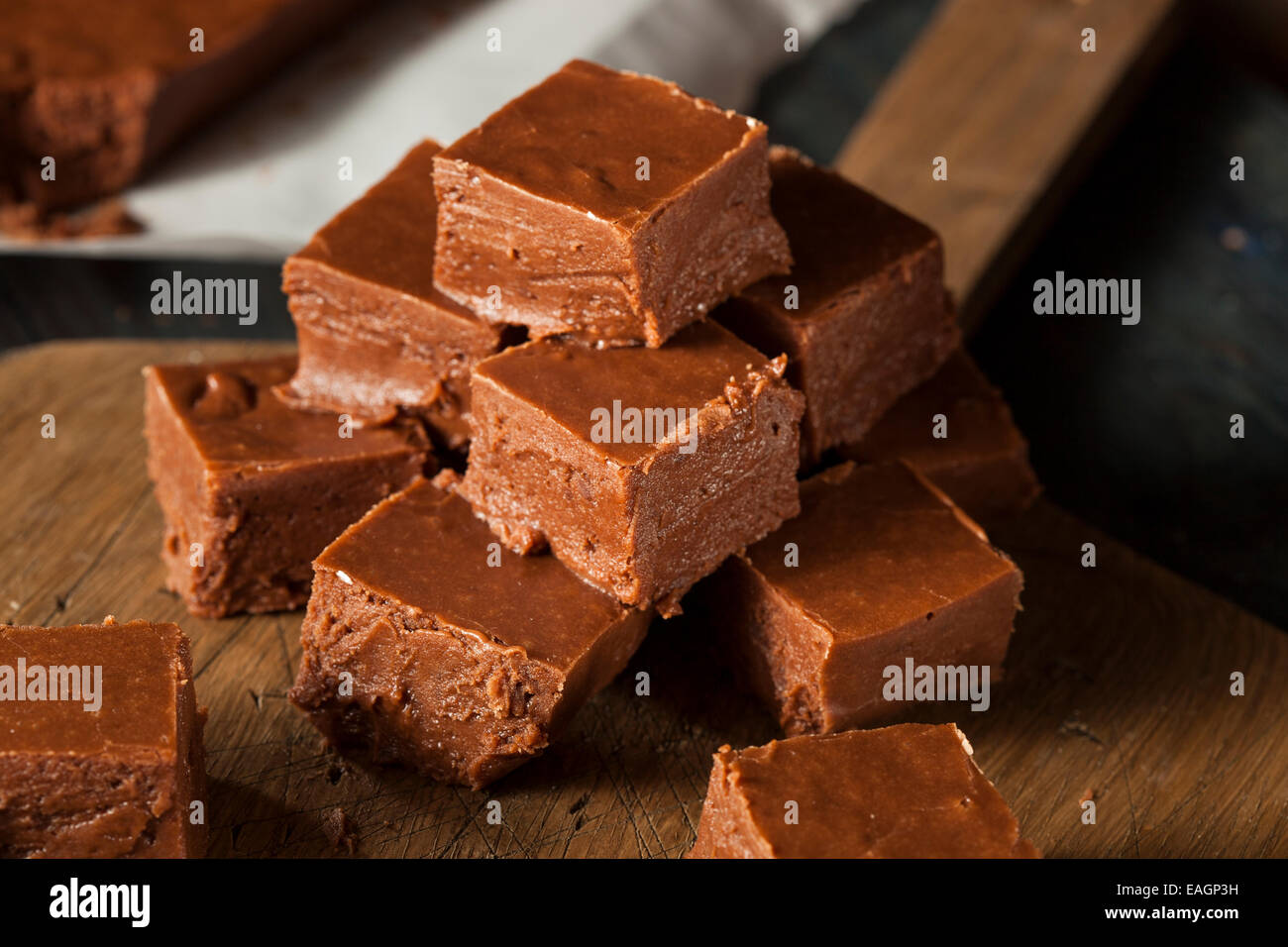 Fondant au chocolat noir maison prêt à manger Banque D'Images