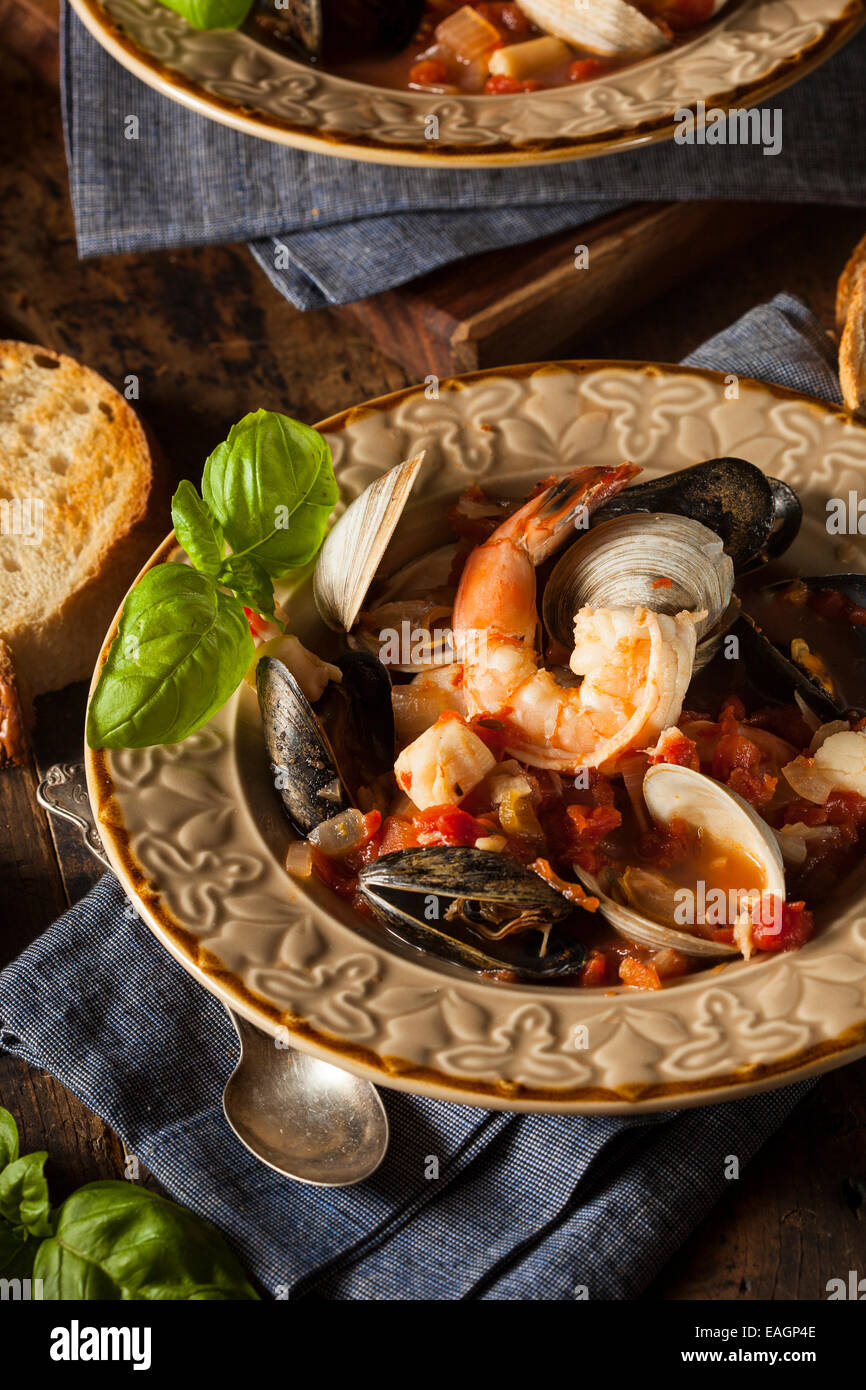 Fruits de mer italienne maison Cioppino aux moules, palourdes, crevettes et Banque D'Images