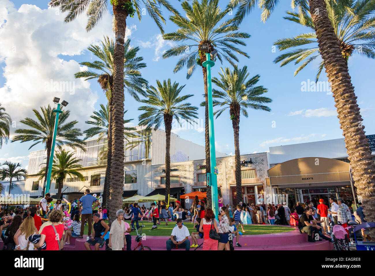 Miami Beach Florida,Lincoln Road,centre commercial piétonnier,shopping shopper shoppers magasins marché marchés achats vendre, magasins de détail magasins bu Banque D'Images