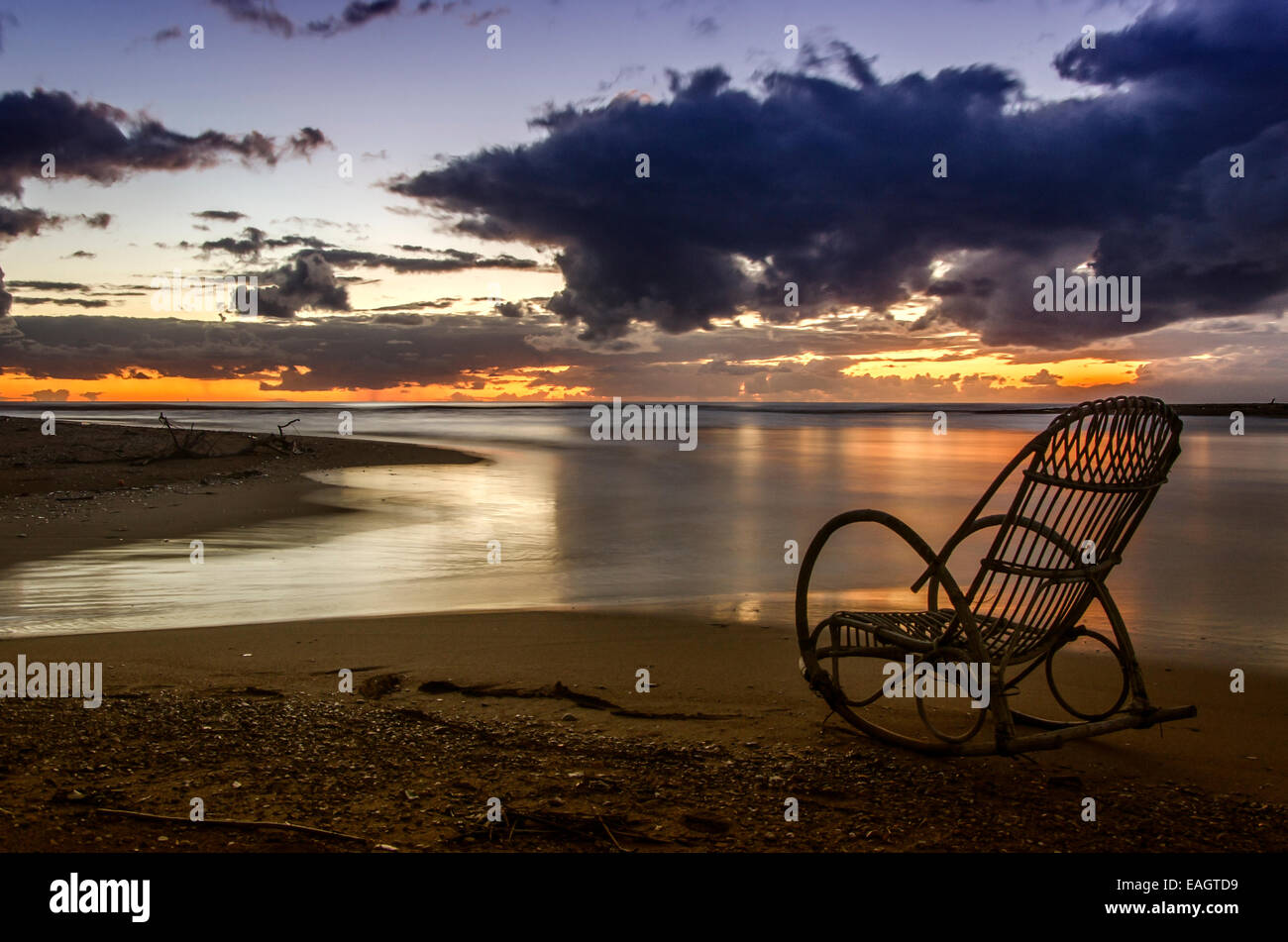 Un stand de la chaise vide sur la plage en soirée avec vue sur le coucher du soleil la Grèce Banque D'Images