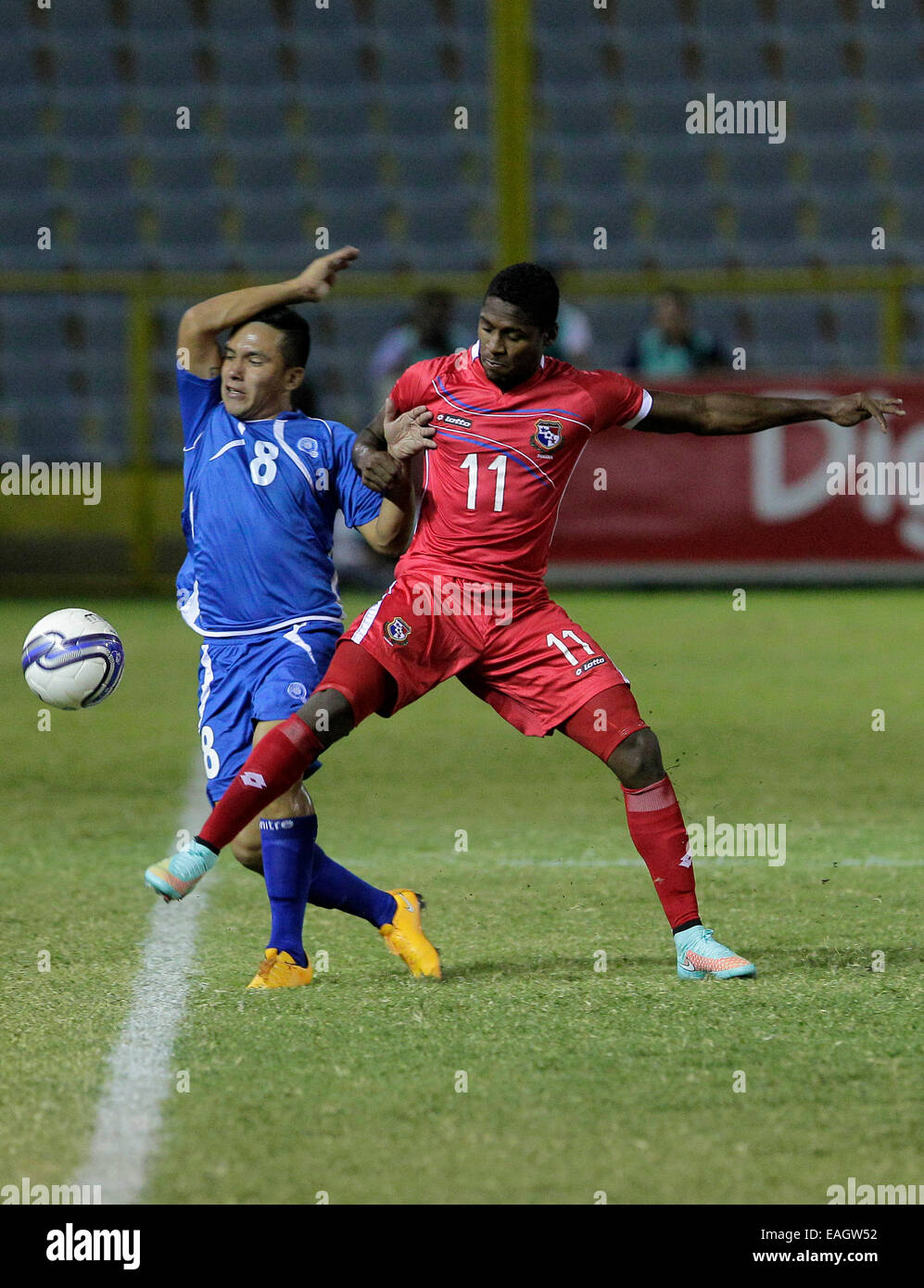 San Salvador, El Salvador. 14Th Nov, 2014. El Salvador's Jaime Alas (L) rivalise pour le bal avec Armando Cooper du Panama au cours d'un match de football amical tenu au stade Cuscatlan à San Salvador, El Salvador, le 14 novembre 2014. © Luis Galdamez/Xinhua/Alamy Live News Banque D'Images