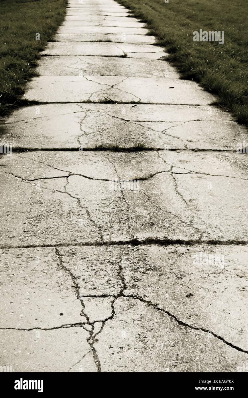 Vieux chemin de béton avec des fissures, Lednice, en Moravie du Sud, République Tchèque Banque D'Images