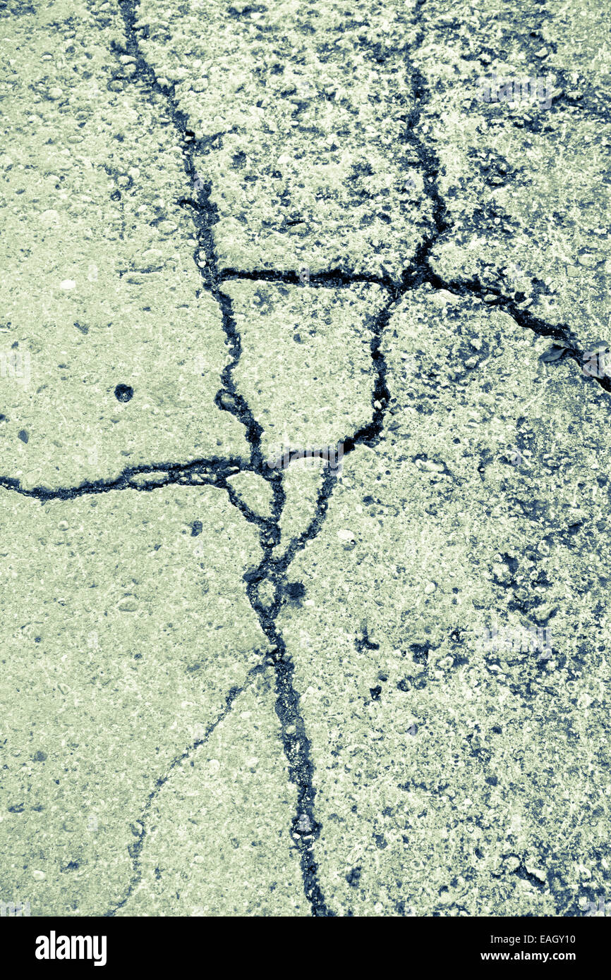 Vieux chemin de béton avec des fissures, Lednice, en Moravie du Sud, République Tchèque Banque D'Images