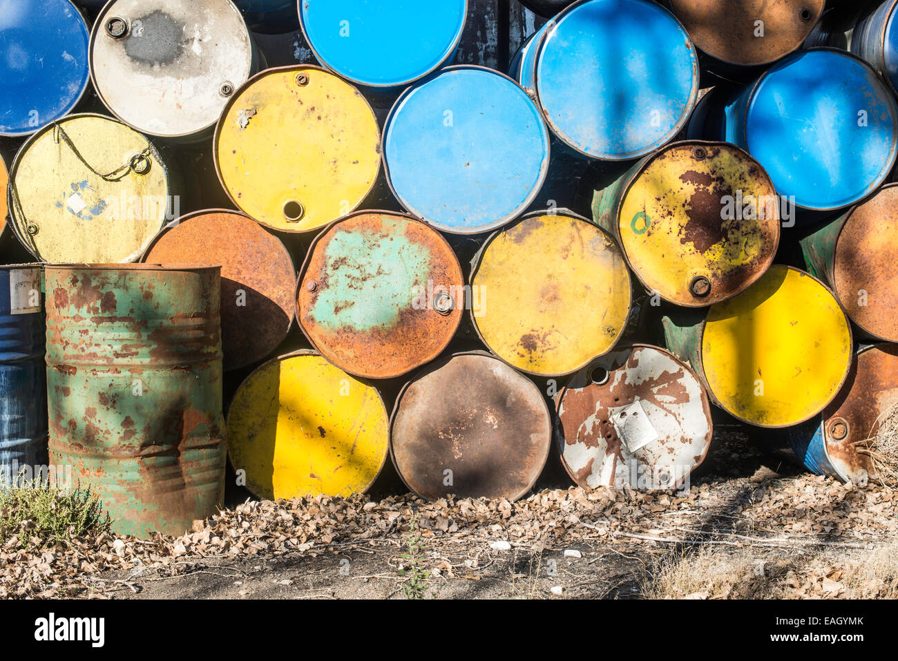 Barils de pétrole. Pile de barils multicolore Banque D'Images