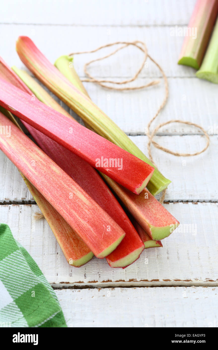 Sur les conseils de rhubarbe, fond de bois Banque D'Images