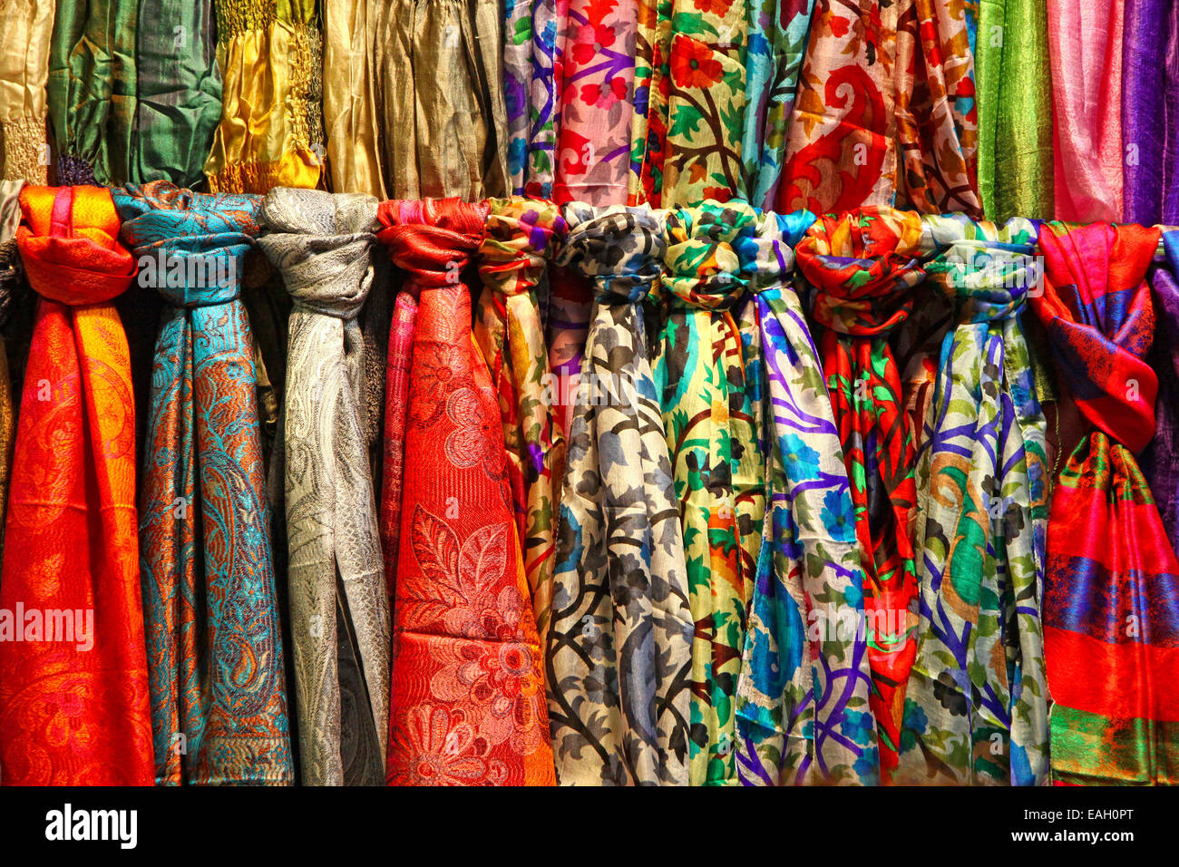 Foulards de soie colorées rangées de hanging at a market stall à Istanbul, Turquie Banque D'Images