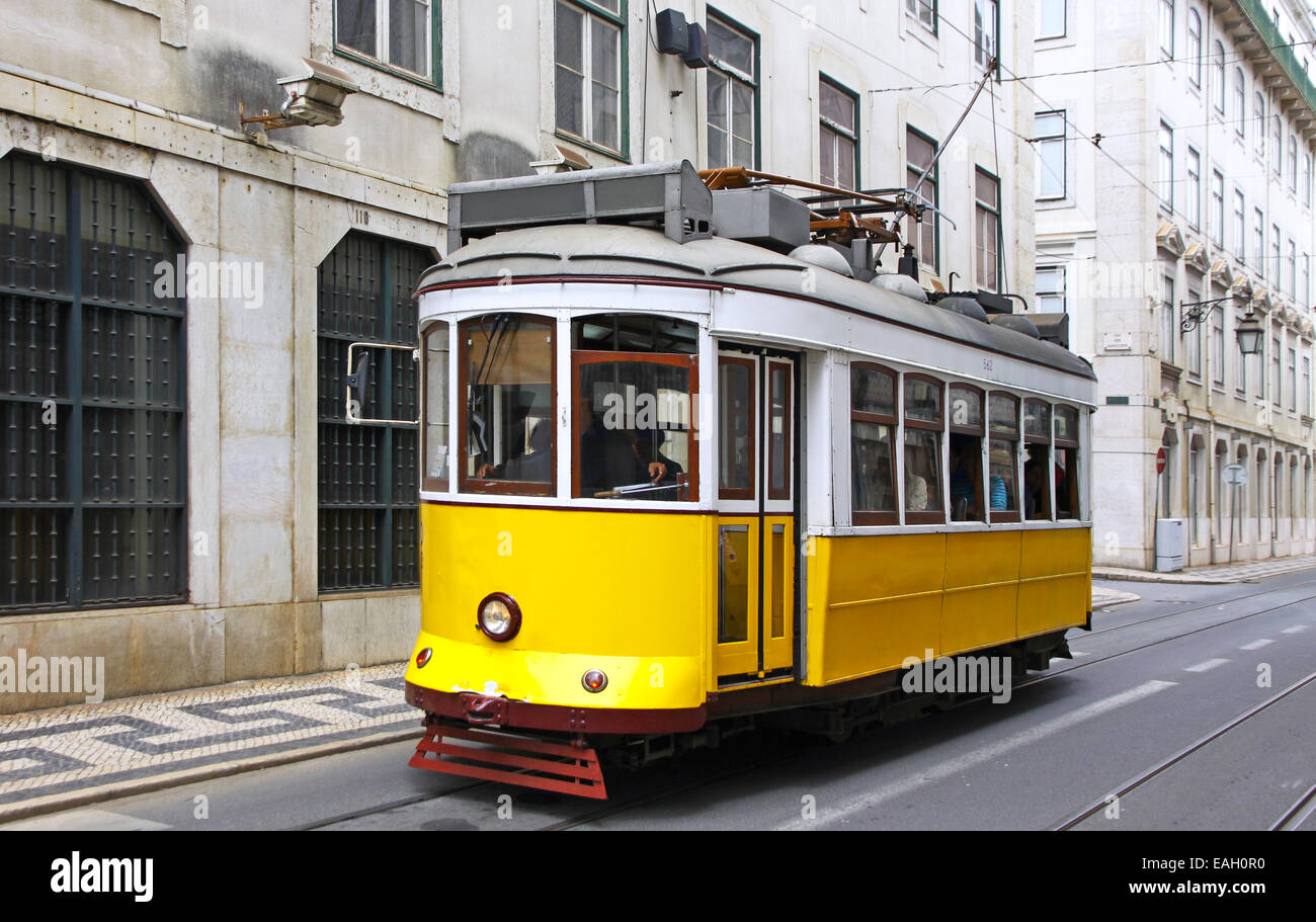 Tramway jaune typique sur la rue de Lisbonne, Portugal Banque D'Images