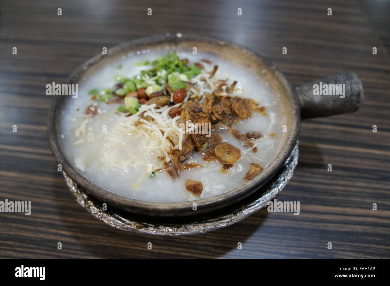 Claypot porridge trouvés en malais et chinois de Singapour hawker cale Banque D'Images