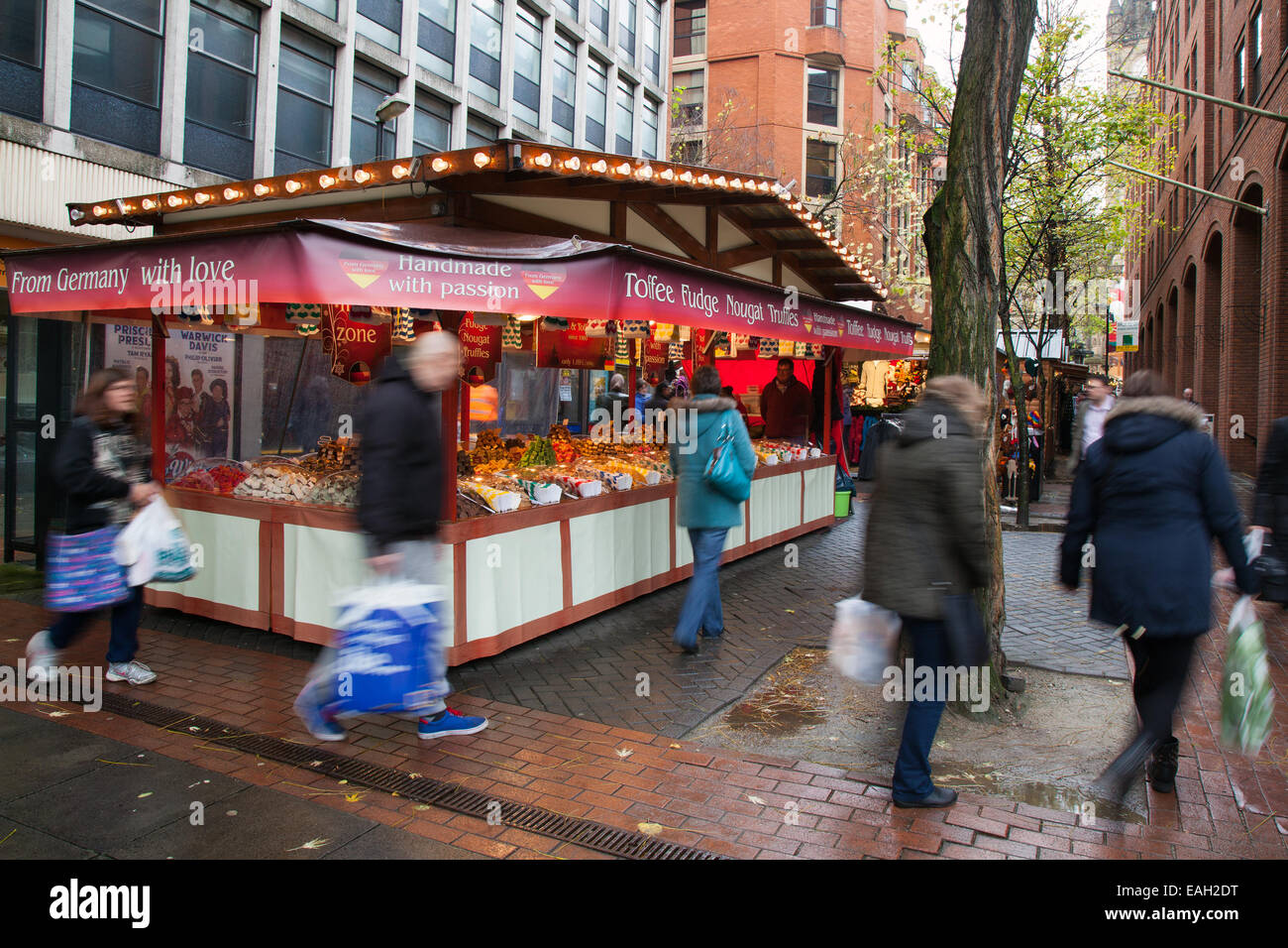 Les détaillants de confiserie choisissent et mélangent des bonbons festifs Chocolate & Sweets. Un stand de friandises de sélection de pick 'n' mix occupé. Pic n mix bocaux sucrés et magasin de fudge faisant partie du marché de Noël de Liverpool à St George's place, Liverpool, Royaume-Uni Banque D'Images Les détaillants de confiserie choisissent et mélangent des bonbons festifs Chocolate & Sweets. Un stand de friandises de sélection de pick 'n' mix occupé. Pic n mix bocaux sucrés et magasin de fudge faisant partie du marché de Noël de Liverpool à St George's place, Liverpool, Royaume-Uni Banque D'Images