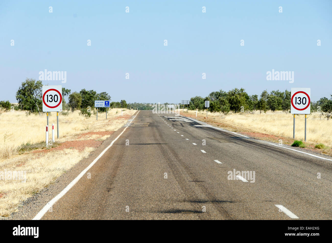 Kilomètre 130 de la route de Barkly signes limite de vitesse,Camooweal, Queensland, Australie Banque D'Images