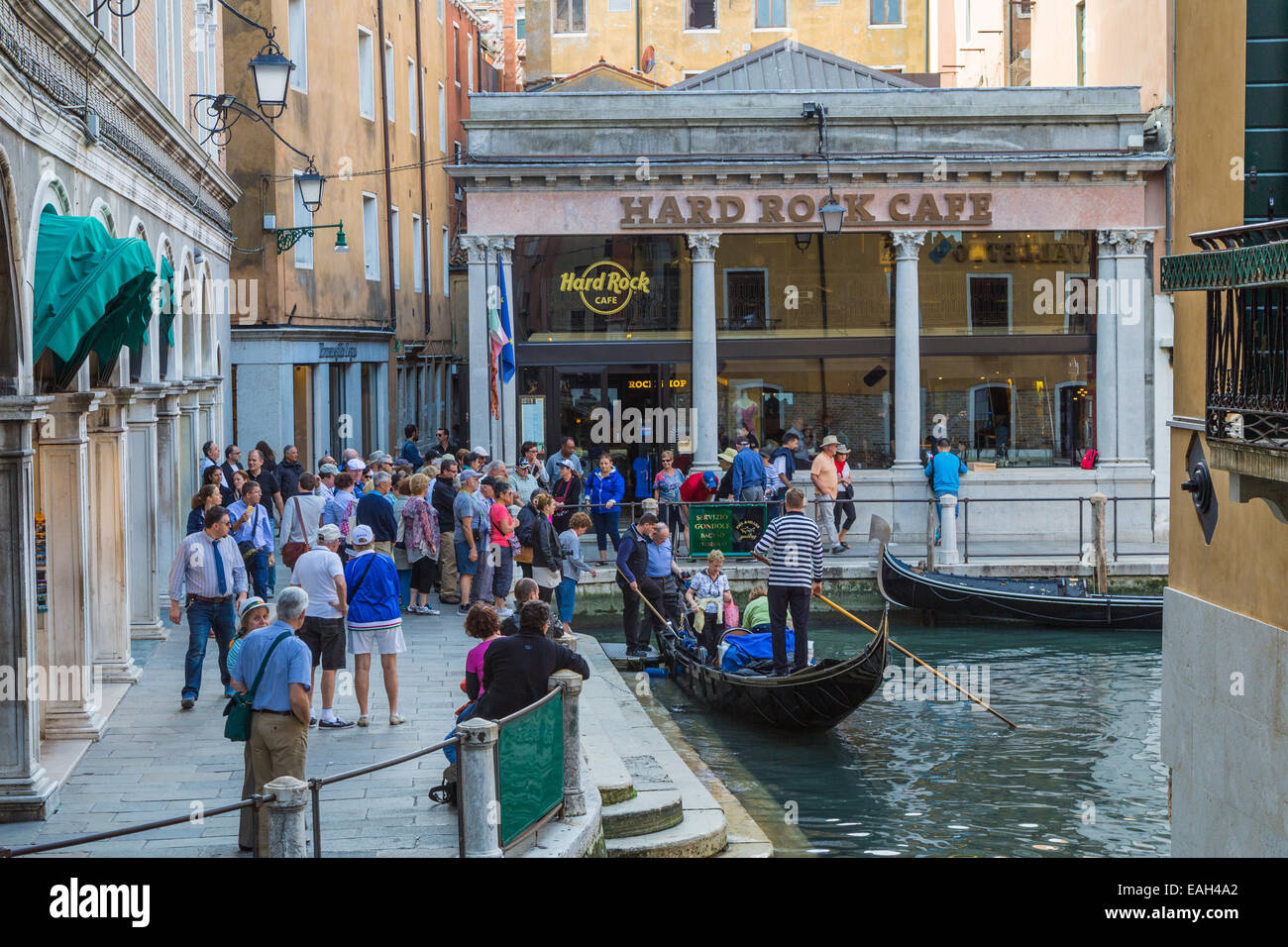 Les touristes faisant la queue pour prendre un en gondole à Venise Italie Banque D'Images