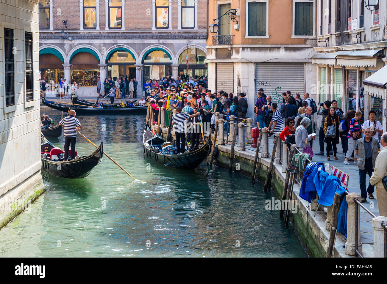 Les touristes faisant la queue pour prendre un en gondole à Venise Italie Banque D'Images