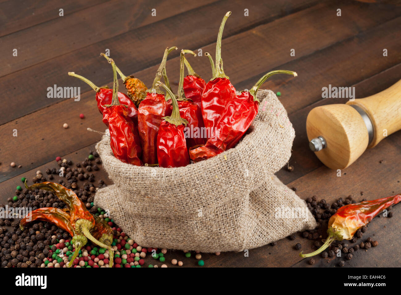 Piment rouge dans un sac en toile sur la table en bois Banque D'Images