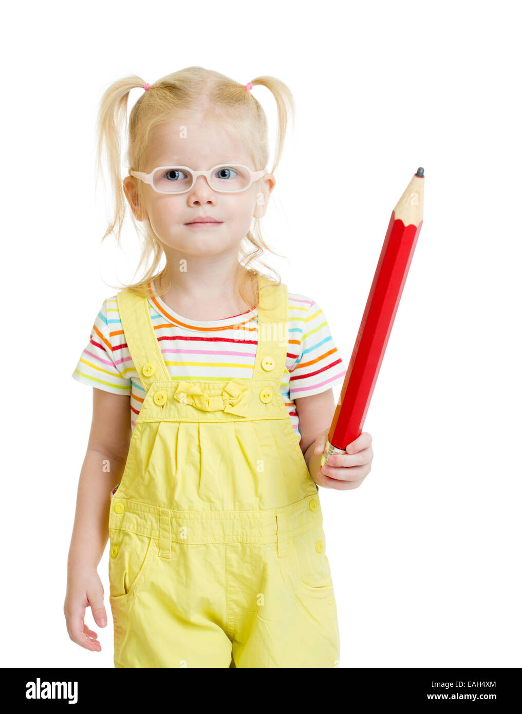 Funny kid en lunettes avec crayon rouge isolé Banque D'Images