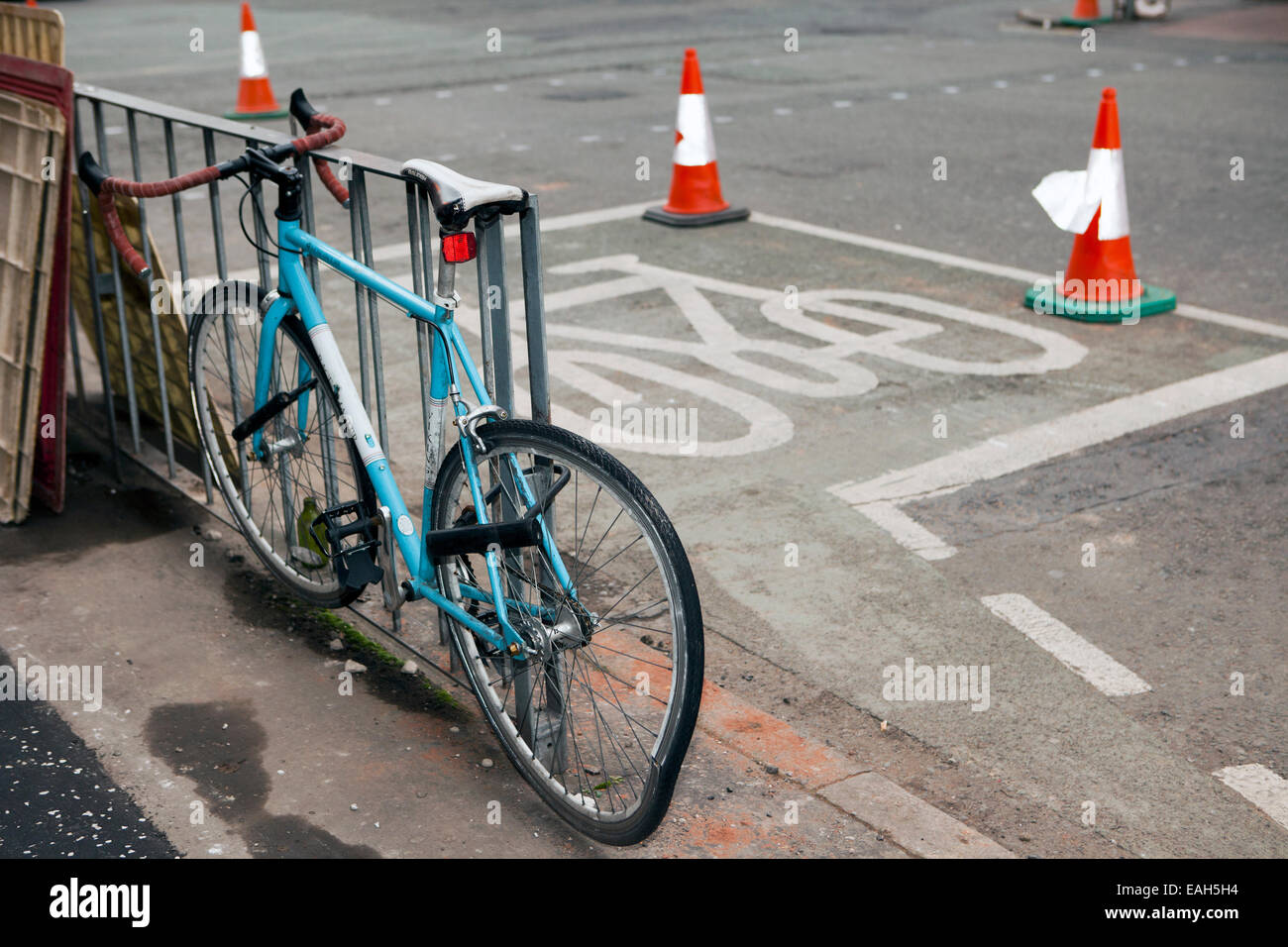 Location fixé sur les rails à côté de voie cyclable avec roue arrière endommagé Banque D'Images