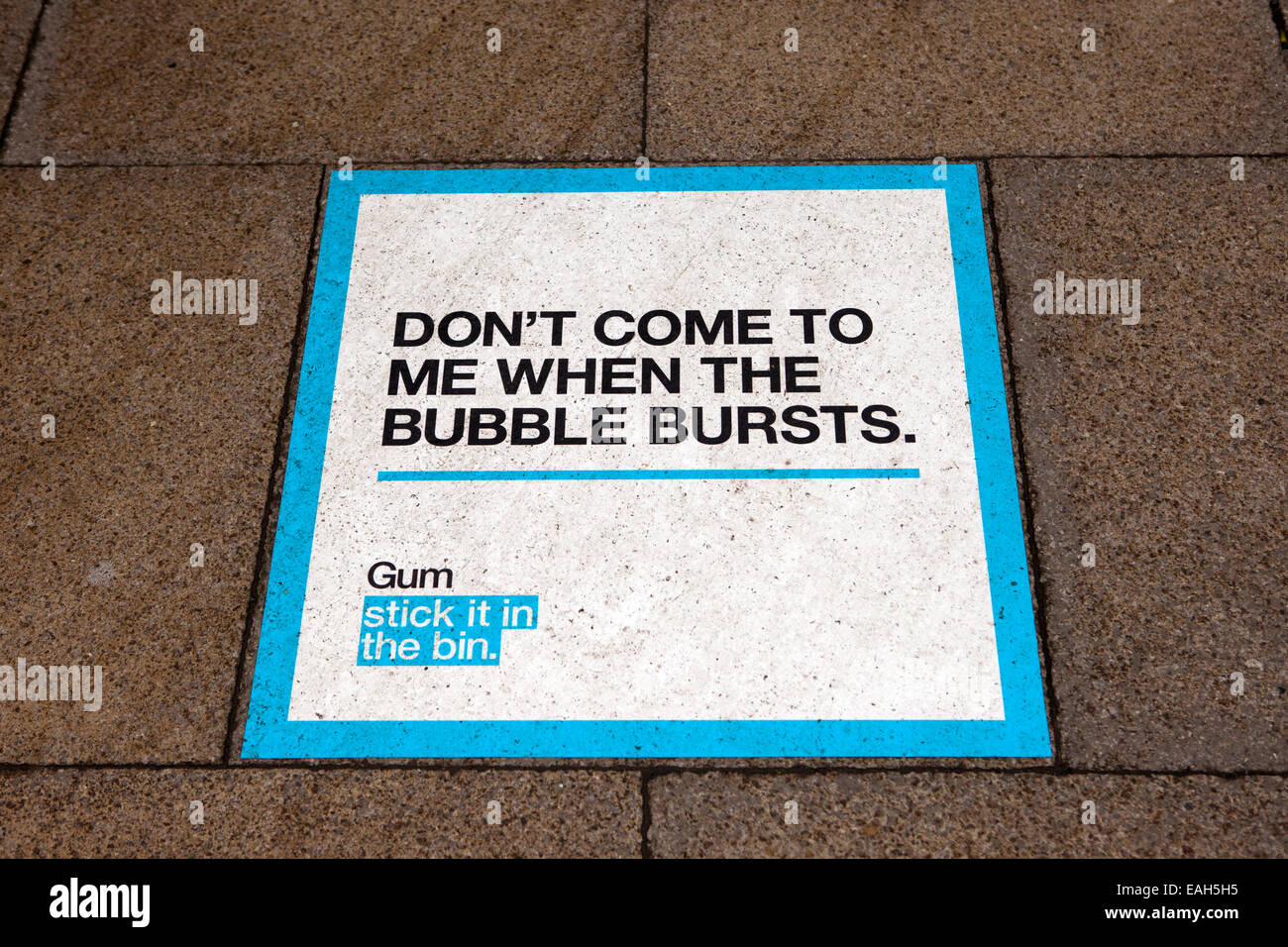 Dalles d'information ou des drapeaux qui demande que les gens n'ont pas de détritus, Piccadilly, Manchester, Royaume-Uni Banque D'Images