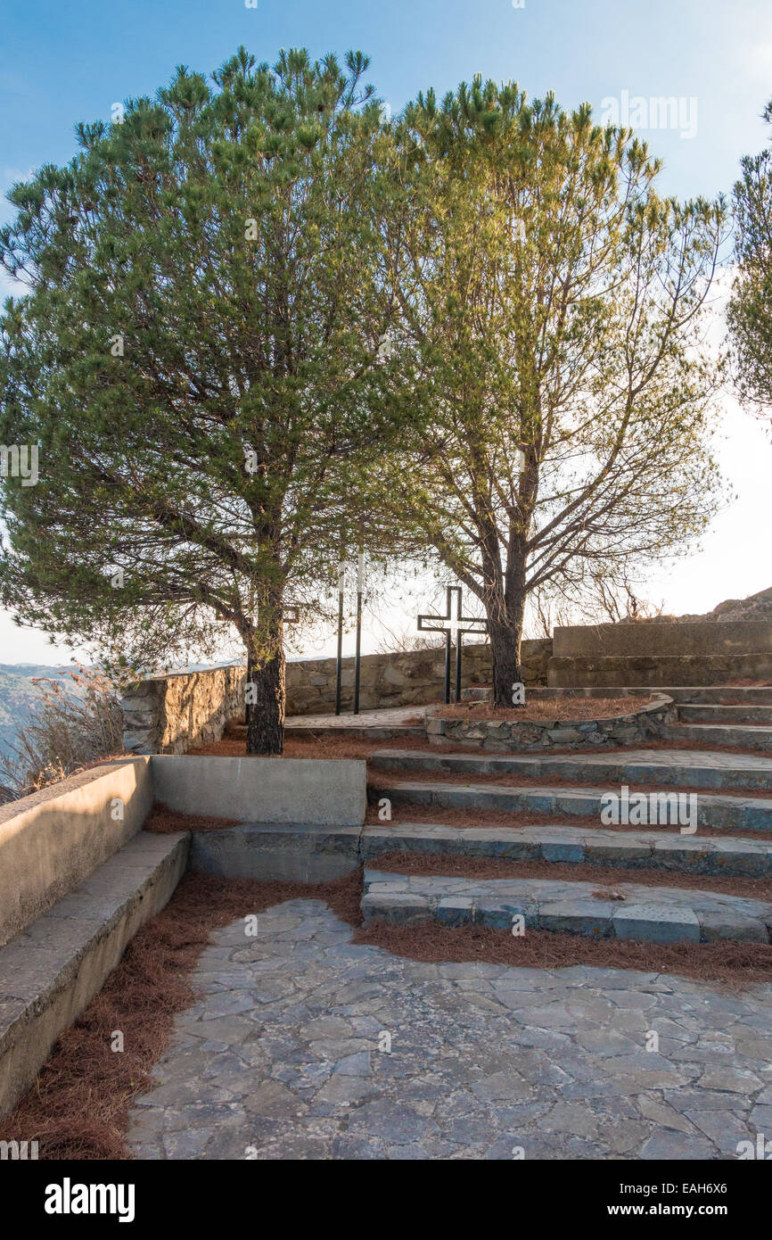 Croisement entre les arbres d'une colline avec escaliers Banque D'Images