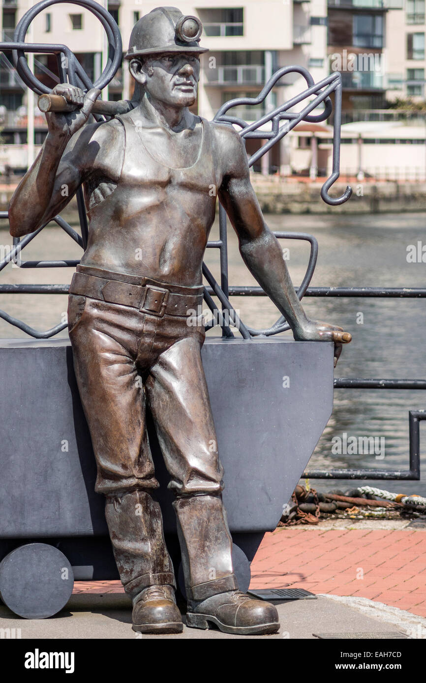 Memorial Statue de Mineur de Charbon Glamorgan Cardiff Bay UK Banque D'Images