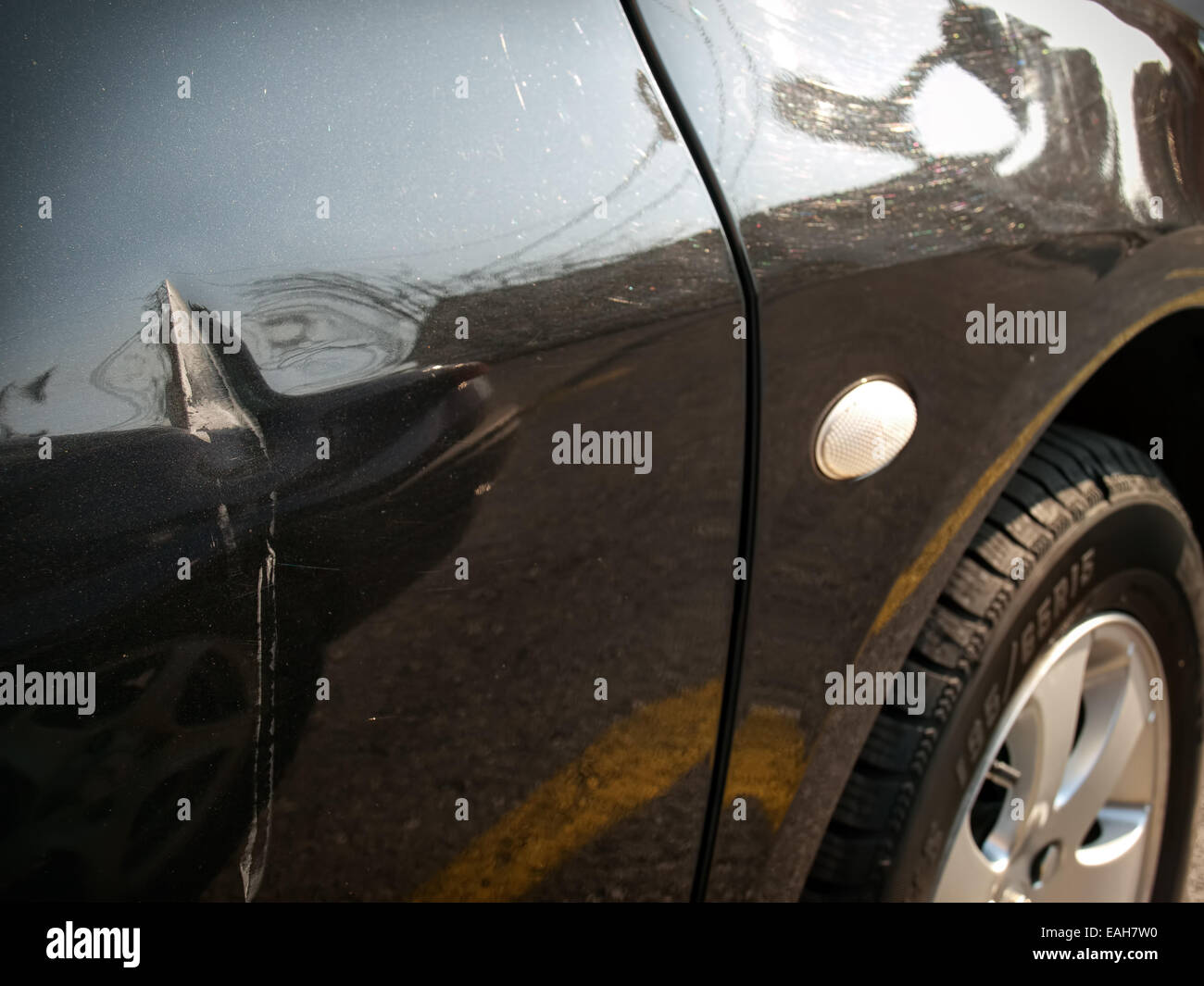 Porte de voiture enfoncée Banque de photographies et d'images à haute  résolution - Alamy