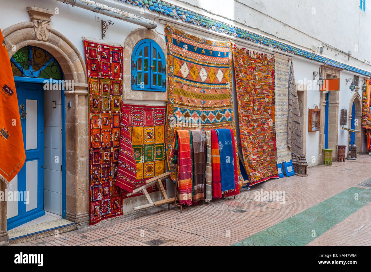 Les tapis orientaux colorés à vendre dans la médina d'Essaouira, Maroc, Afrique Banque D'Images