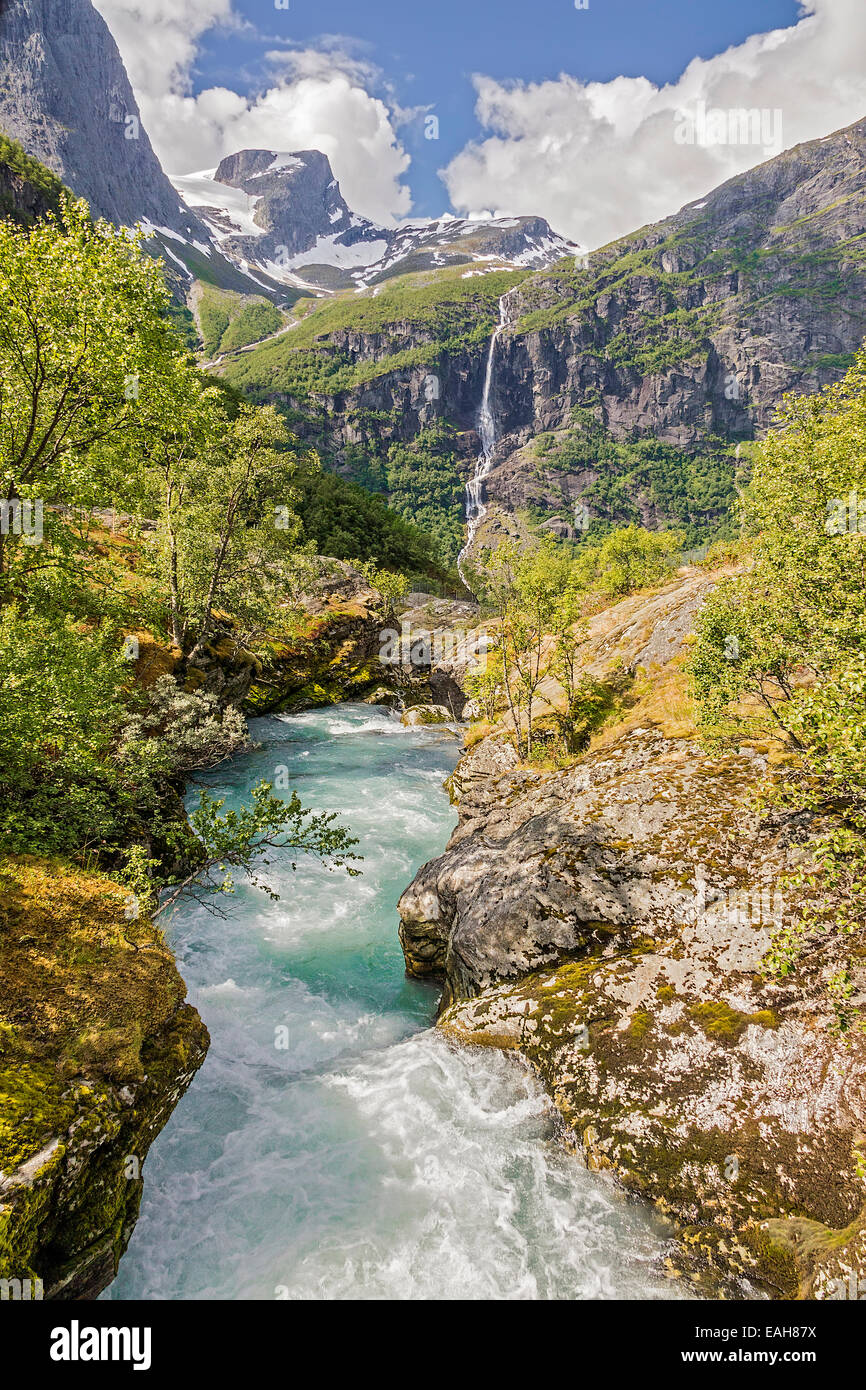 Rivière dans les montagnes du Parc National de Jostedalsbreen Norvège Banque D'Images