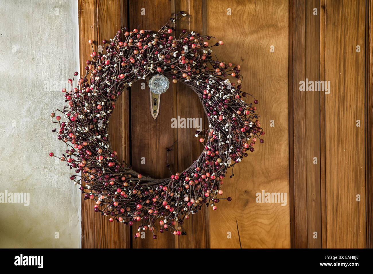 Une couronne de Noël se bloque sur une vieille porte. Avec effets vintage. Banque D'Images