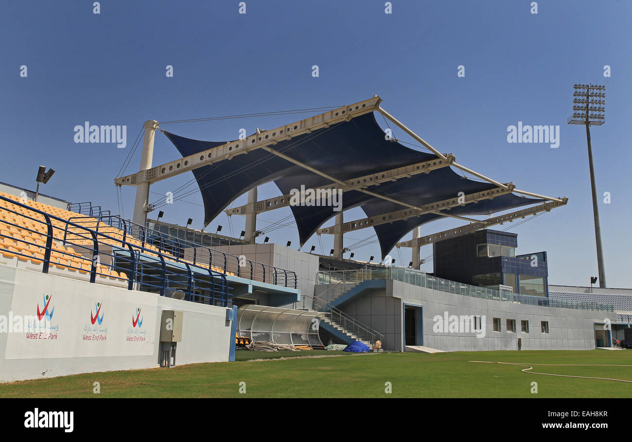Une vue générale de la tribune principale et l'un des projecteurs at West End Stadium, Doha, Qatar, un jour ensoleillé Banque D'Images