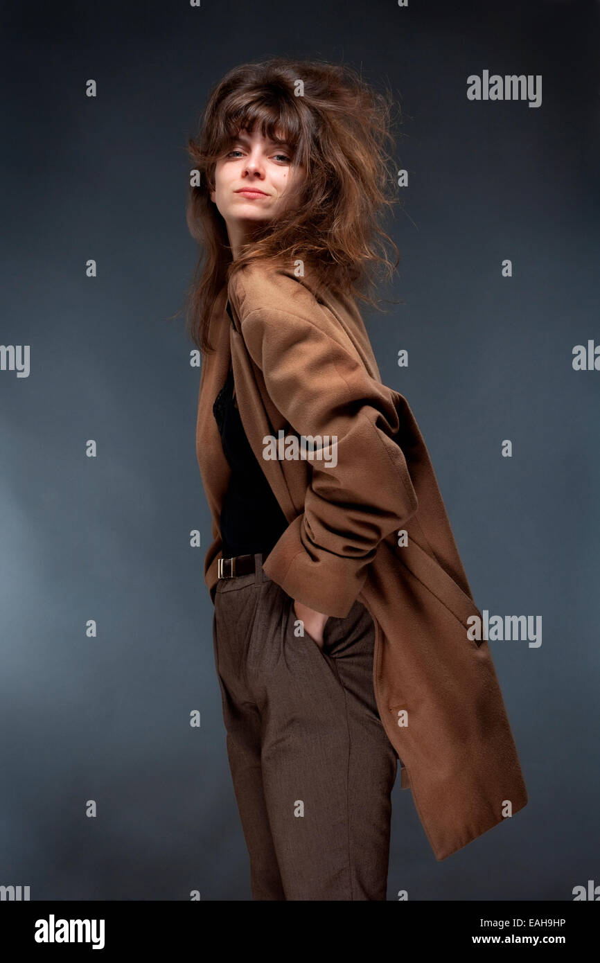 Portrait d'une jeune femme en manteau brun Banque D'Images