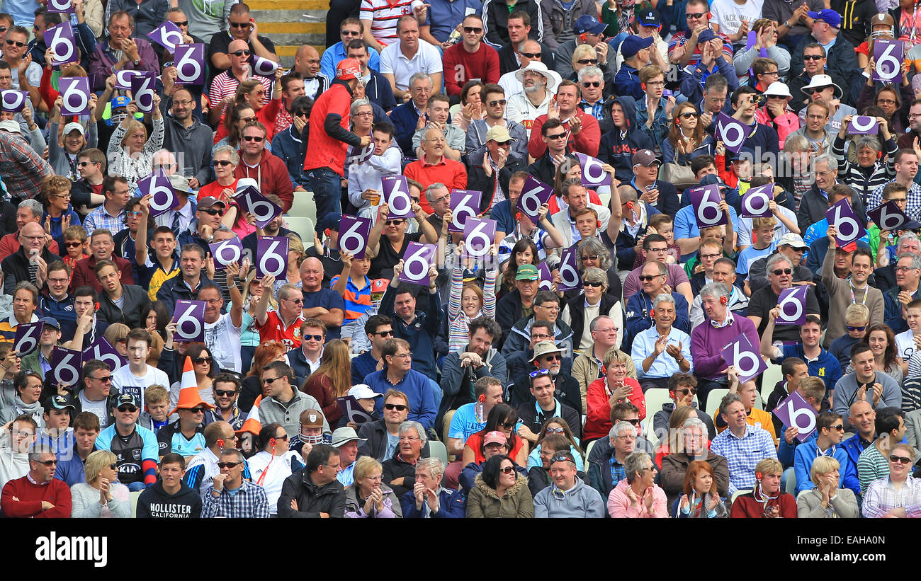 Fans contenir jusqu''Six' signes sur NatWest T20 Blast finale Journée à Edgbaston en 2014 Banque D'Images