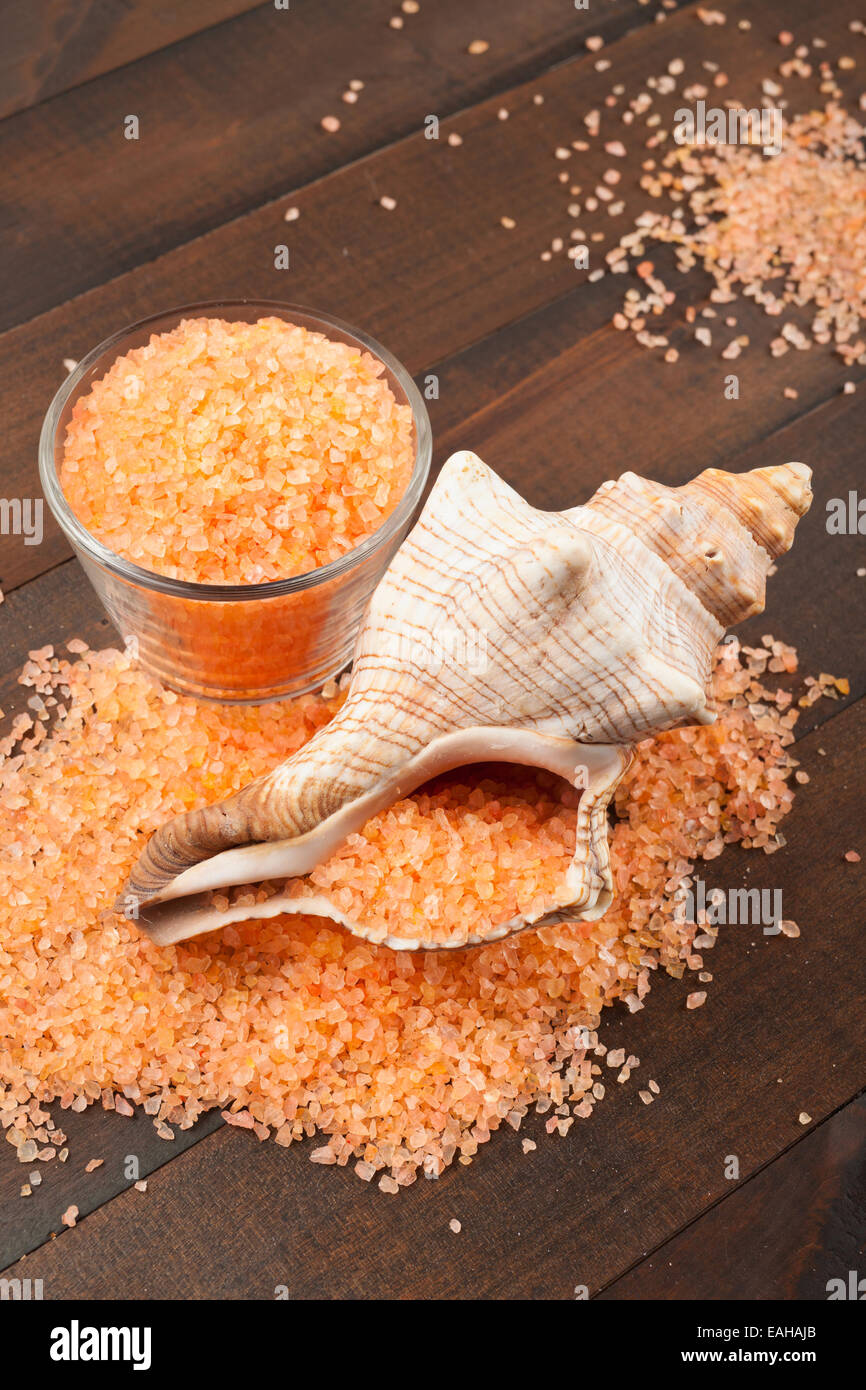 Soins du corps : le sel de mer sur table en bois Banque D'Images