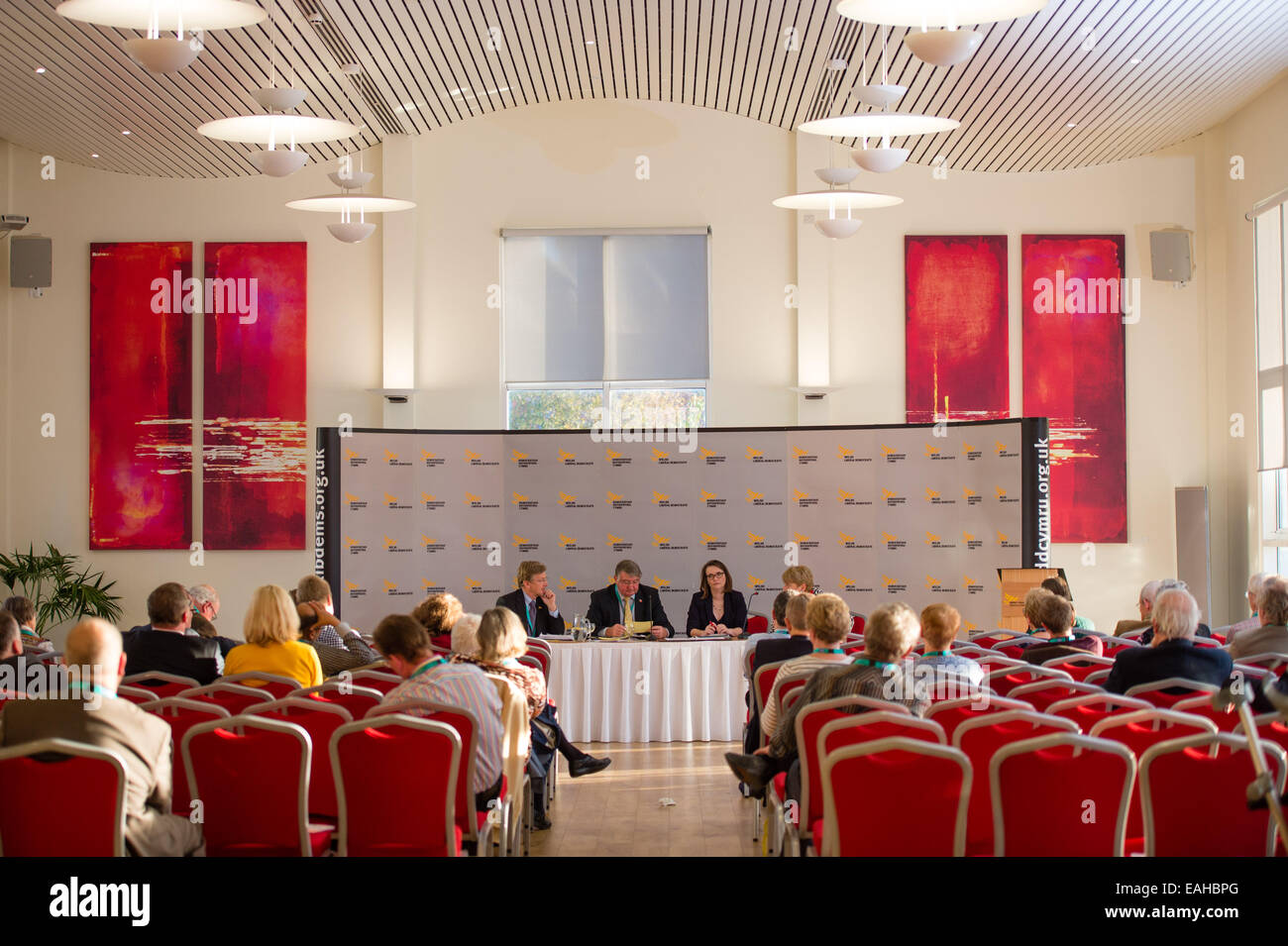 Aberystwyth, Pays de Galles, Royaume-Uni. 15 novembre, 2014. Roger Williams, député ; Kirsty Williams (chef du parti) et Jenny Randerson au Welsh les Libéraux Démocrates conférence d'automne Crédit : Keith morris/Alamy Live News Banque D'Images