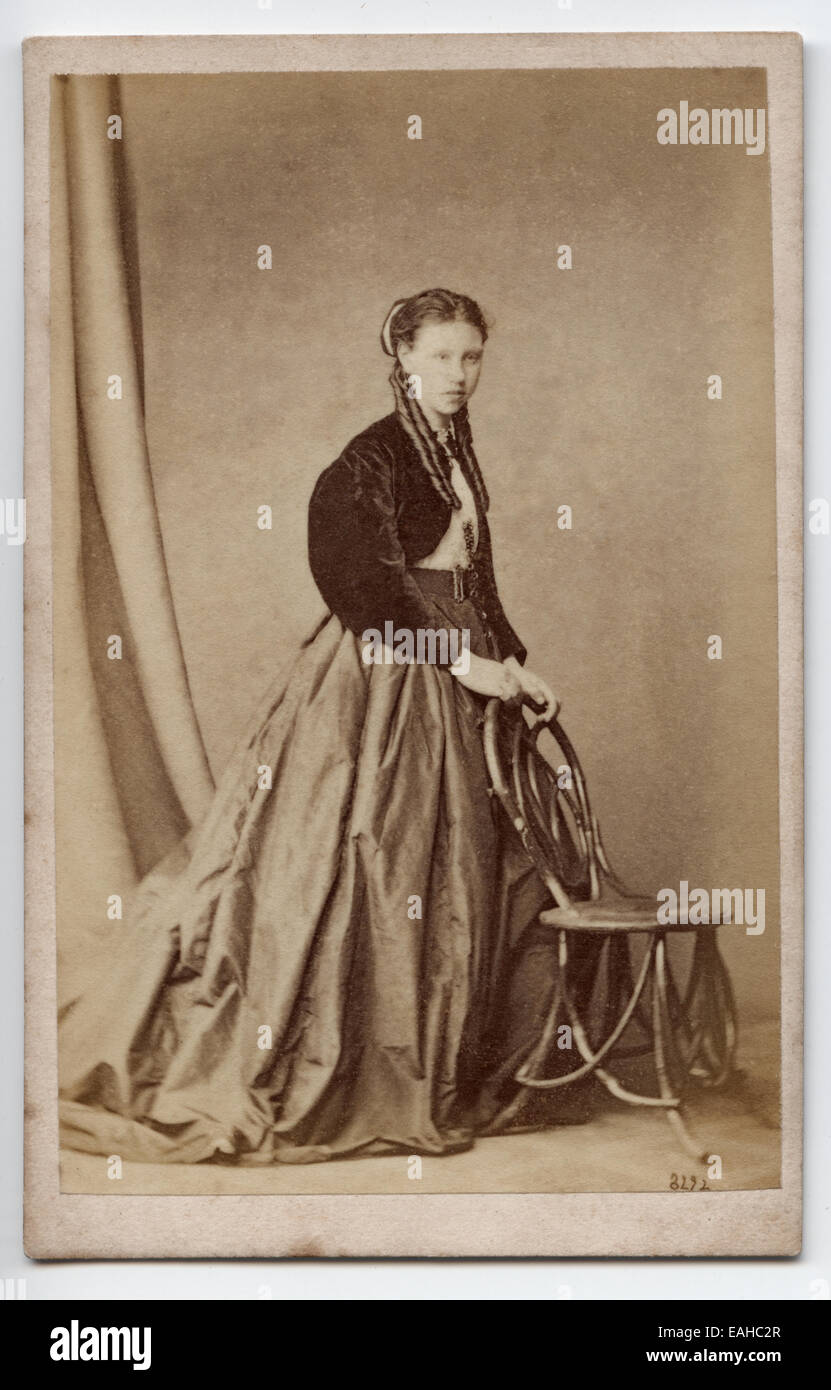 Victorian, sur carton, portrait d'une jeune femme. Prise par un photographe inconnu vers 1870 Banque D'Images