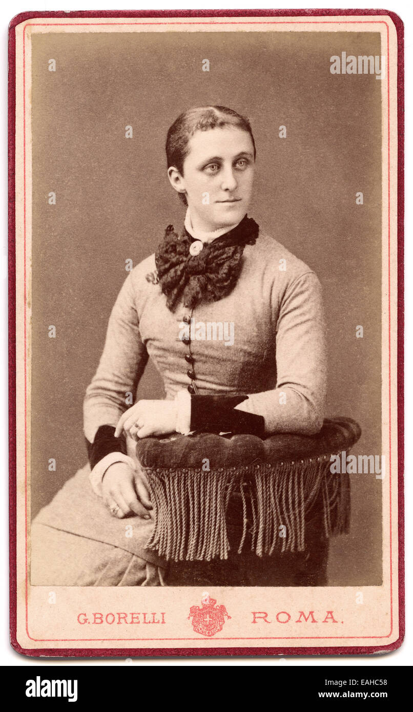 Victorian, sur carton, portrait d'une jeune femme. Pris dans l'atelier de G. Borelli, Rome, Italie, vers 1885 Banque D'Images
