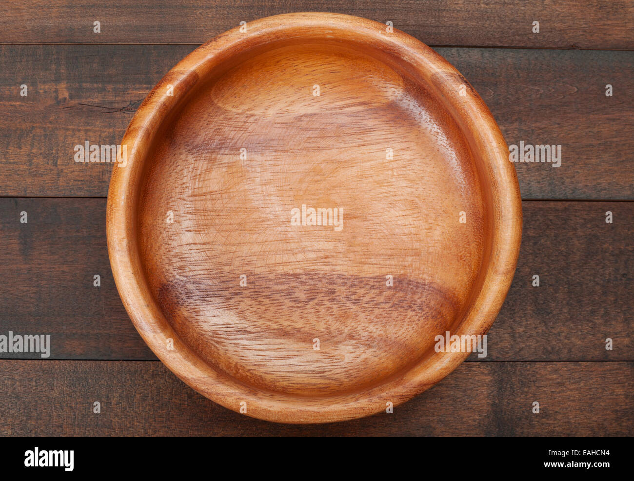 Bol en bois vide sur une table en bois, vue du dessus Banque D'Images