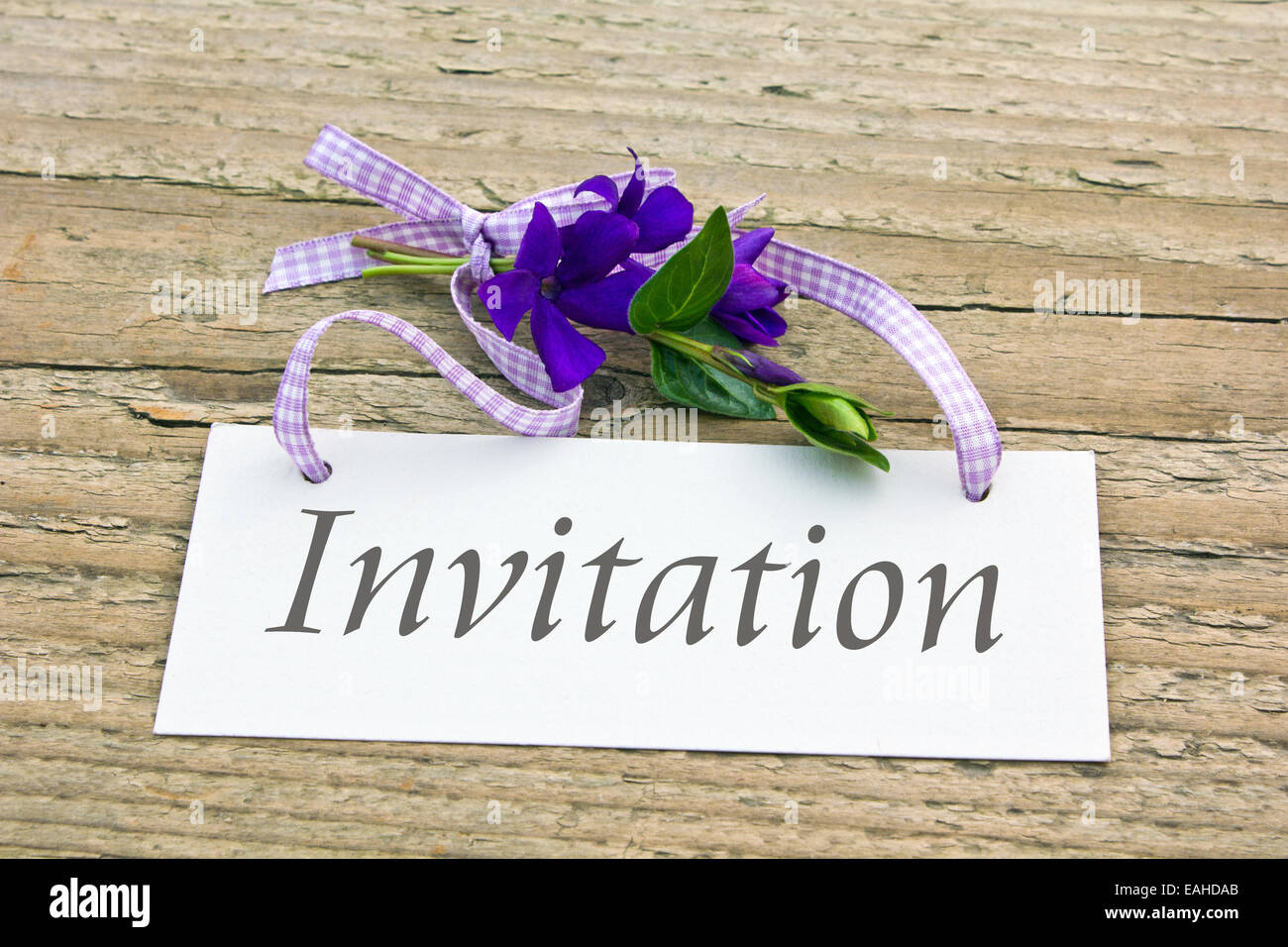 bouquet de fleurs violettes et carte d'invitation Banque D'Images