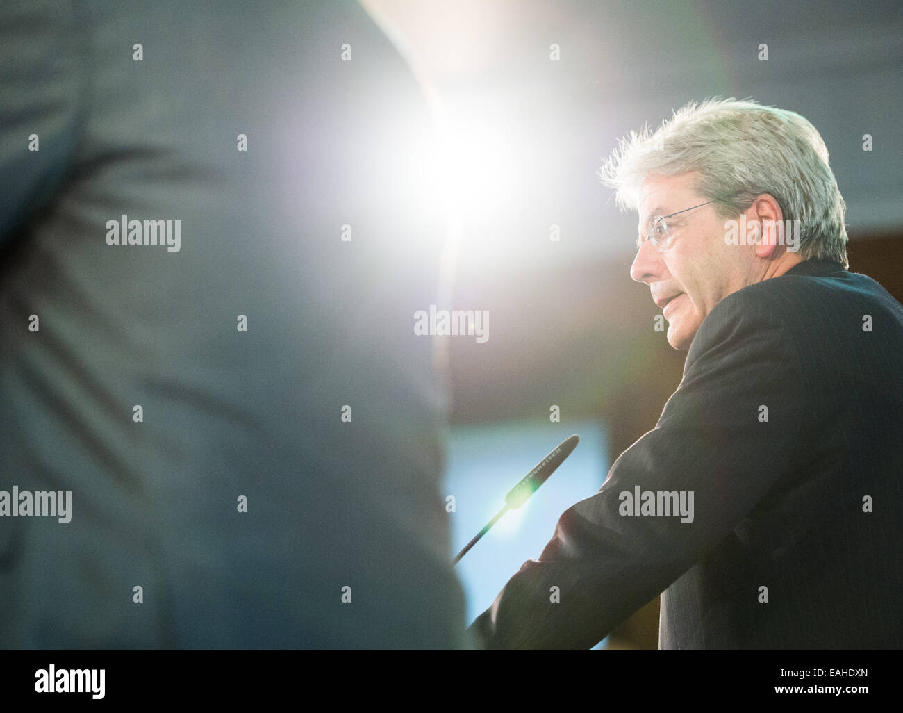 Le ministre des Affaires étrangères italien Paolo Gentiloni parle au cours d'une conférence de presse à Berlin, Allemagne, 13 novembre 2014. Le gouvernement italien a craint que l'effondrement de l'état de la Libye mène à plus de personnes dans le bateau Mediterranaen Mer. Photo : Lukas Schulze/dpa Banque D'Images