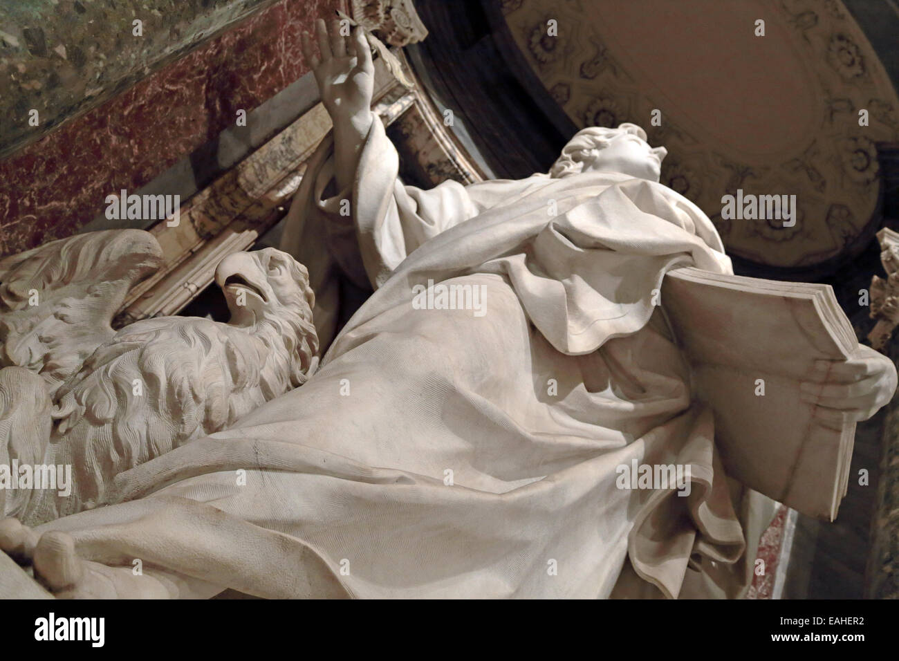 Statue de Jean l'Évangéliste dans une niche dans le Archbasilica Saint-Jean de Latran, Rome Italie Banque D'Images