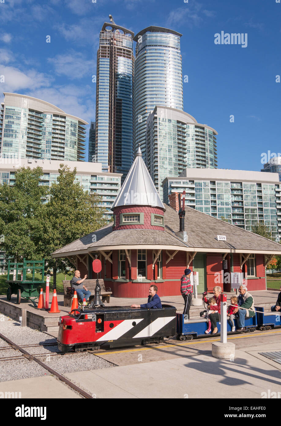 Les gens à cheval sur train miniature, Centre du patrimoine ferroviaire de Toronto, Ontario, Canada Banque D'Images