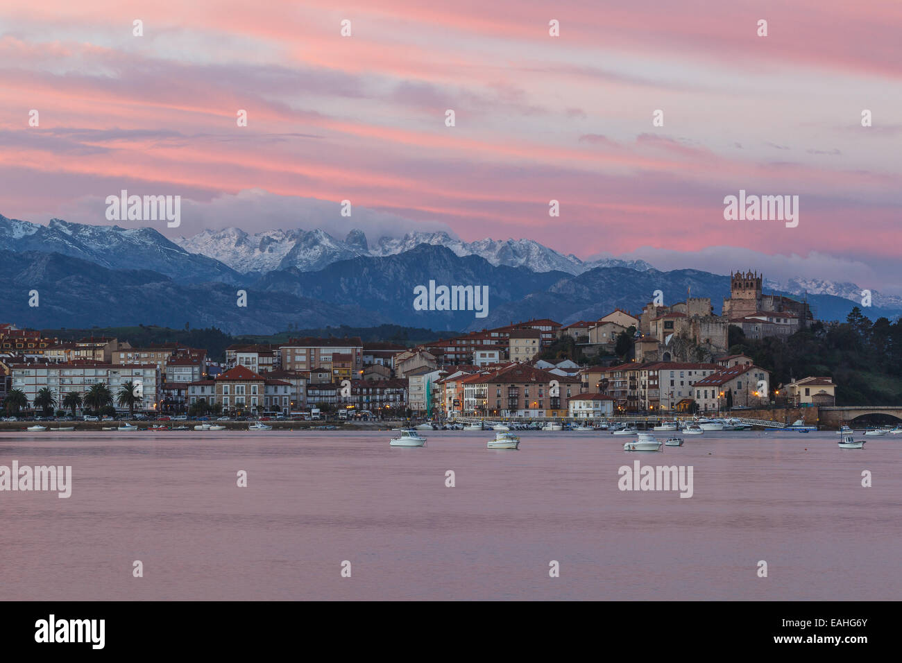 San Vicente de la Barquera et la gamme des Picos de Europa par Sunrise. Banque D'Images