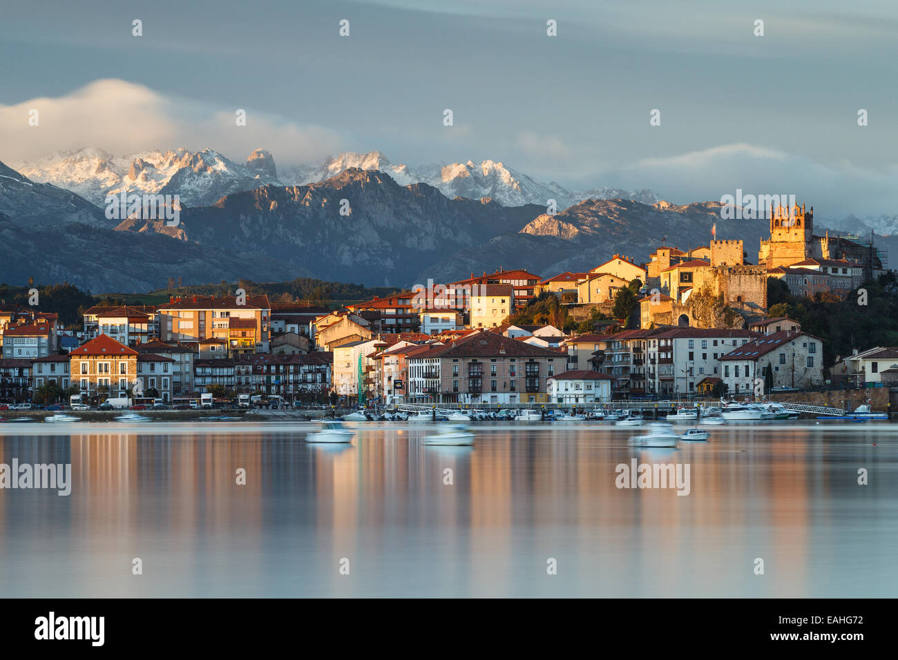 San Vicente de la Barquera et la gamme des Picos de Europa par Sunrise. Banque D'Images